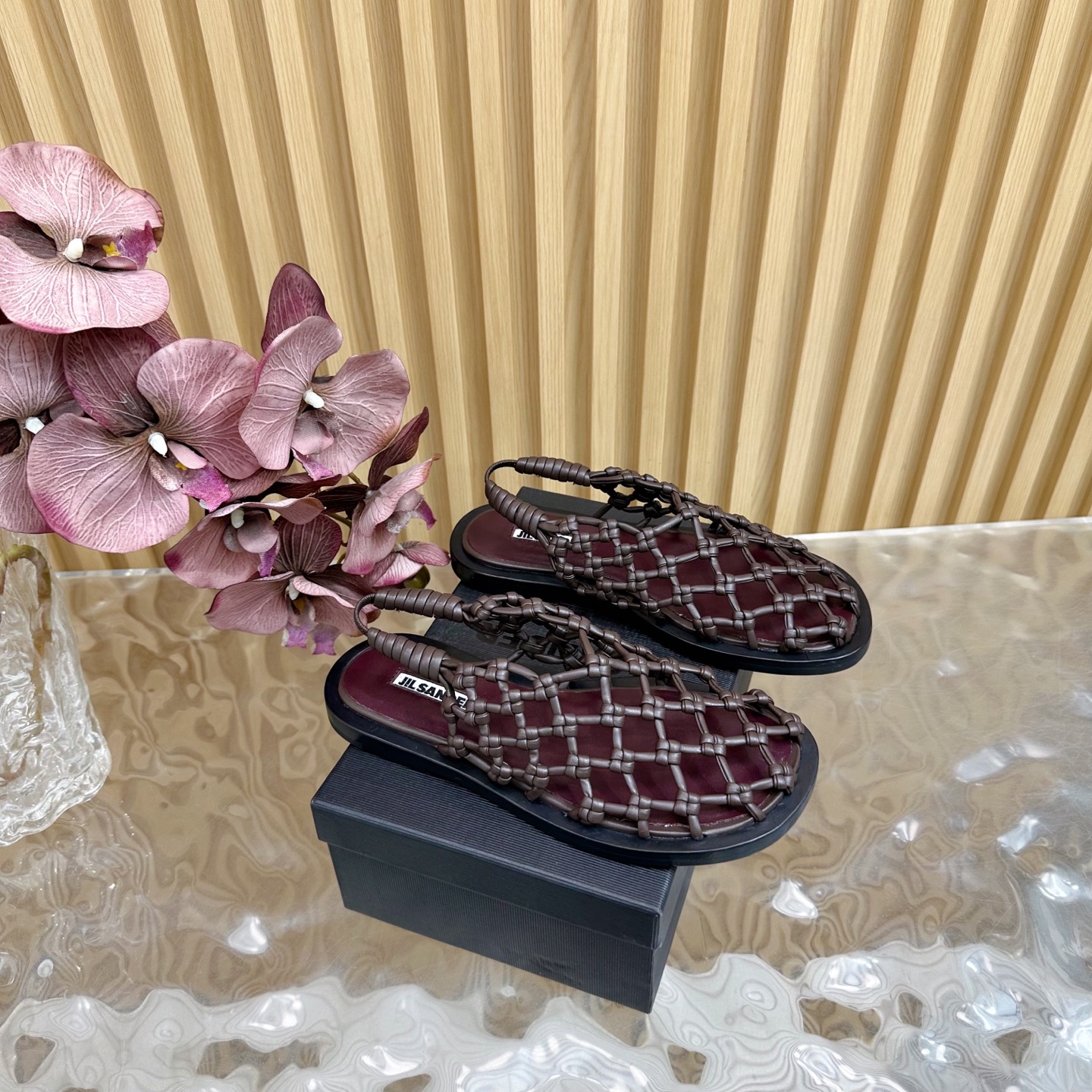 NO:240813,Purchase level 2025 hot style Fishnet woven sandals/single shoes JILSANDER ————————————————————————————————————————————————————————————————————— Purchase level JilSandde* 25s spring and summer new style Fishnet woven hollow single shoes have a very novel design, which makes people shine!  The summer atmosphere is full of rendering!  The upper is woven from super soft and tough cowhide, and uses the technique of hollowed-in net and fish net, which feels very suitable for traveling by the beach!  Simple and fashionable style combinations are excellent!  !  Material cowhide (very good comfort) Inner sheep lining, outsole paired leather sole, shoe size 35-39/40. Customized non-return, semi-torque, jil sander, sandals, cowhide19860909代购级别 2025爆款 渔网编织凉鞋/单鞋 JILSANDER —————————————高品质 代购级别JilSande*吉尔桑德25s春夏新款 渔网编织镂空单鞋非常新颖的设计,让人眼前一亮！夏日氛围感渲染十足！鞋面采用超级软且坚韧的牛皮编织而成,采用镂空织网鱼网的技法,感觉非常适合去海边游玩穿！简约时髦风格搭配都是绝佳！！ 材质牛皮(舒适度超好) 内里羊里 大底对版真皮底 鞋码35-39/40.定制不退换,半拖,jil sander,sandals,cowhide,Women's Shoes