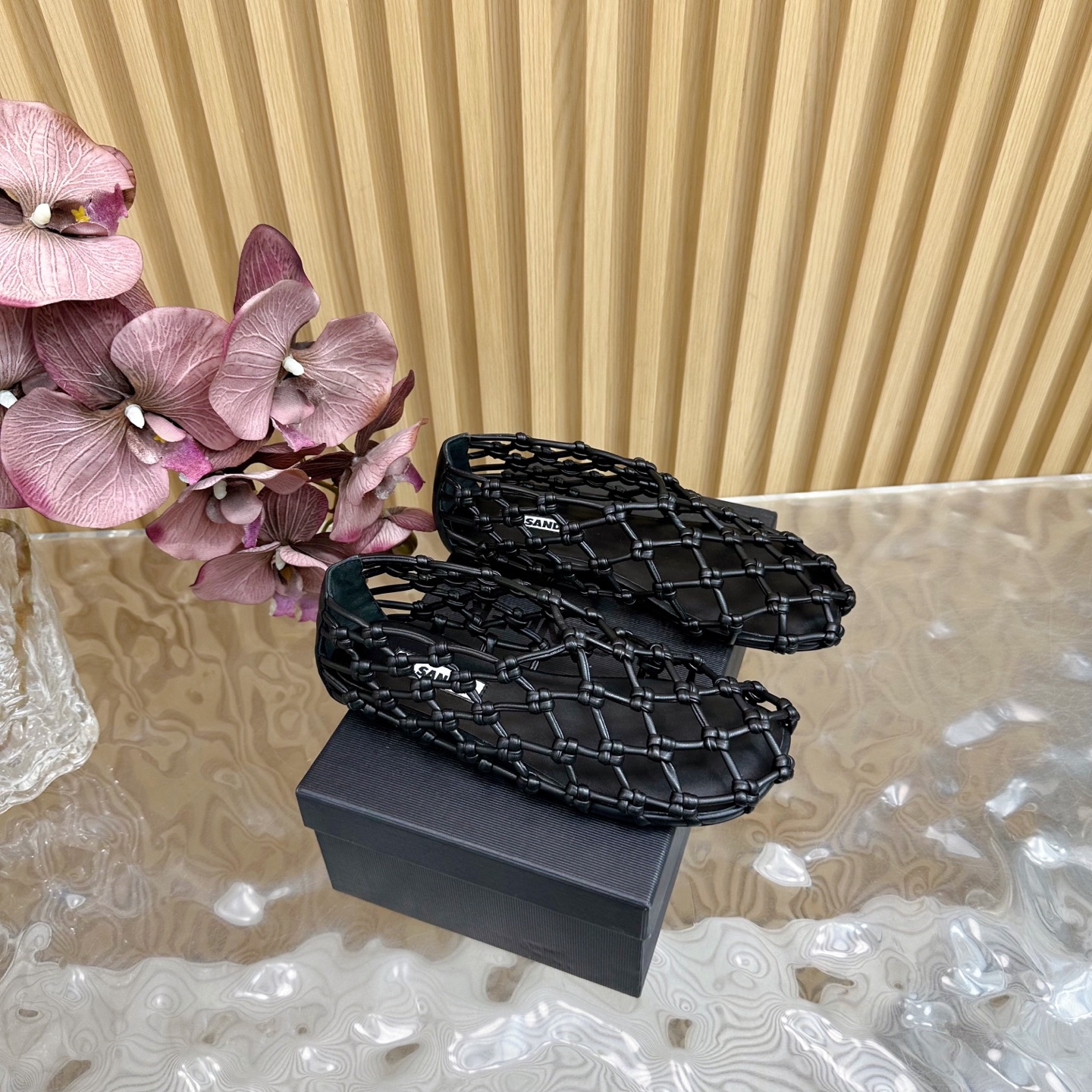 NO:240810,Purchase level 2025 hot style Fishnet woven sandals/single shoes JILSANDER ————————————————————————————————————————————————————————————————————— Purchase level JilSandde* 25s spring and summer new style Fishnet woven hollow single shoes have a very novel design, which makes people shine!  The summer atmosphere is full of rendering!  The upper is woven from super soft and tough cowhide, and uses the technique of hollowed-in net and fish net, which feels very suitable for traveling by the beach!  Simple and fashionable style combinations are excellent!  !  Material cowhide (very good comfort) Inner lining, outsole paired leather injection molded outsole (not ordinary printed sole) Shoe size 35-39/40. Customized non-return, sandals, jil sander, sandals, cowhide19860909代购级别 2025爆款 渔网编织凉鞋/单鞋 JILSANDER —————————————高品质 代购级别JilSande*吉尔桑德25s春夏新款 渔网编织镂空单鞋非常新颖的设计,让人眼前一亮！夏日氛围感渲染十足！鞋面采用超级软且坚韧的牛皮编织而成,采用镂空织网鱼网的技法,感觉非常适合去海边游玩穿！简约时髦风格搭配都是绝佳！！ 材质牛皮(舒适度超好) 内里羊里 大底对版真皮注塑大底（非普通印刷底） 鞋码35-39/40.定制不退换,凉鞋,jil sander,sandals,cowhide,Women's Shoes