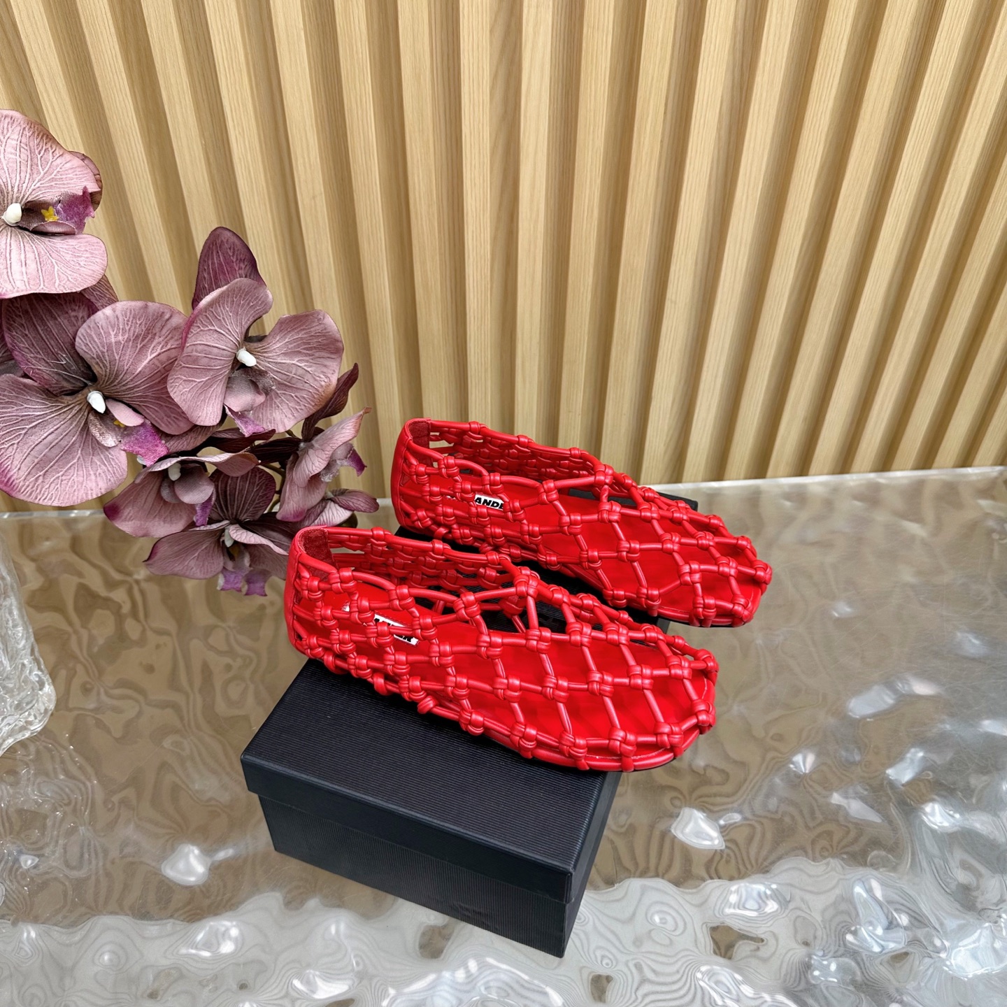 NO:240967,Purchase level 2025 hot style Fishnet woven sandals/single shoes JILSANDER ———————————————————————————————————————————————————————————————————— Purchase level JilSandde* 25s spring and summer new style Fishnet woven hollow single shoes have a very novel design, which makes people shine!  The summer atmosphere is full of rendering!  The upper is woven from super soft and tough cowhide, and uses the technique of hollowed-in net and fish net, which feels very suitable for traveling by the beach!  Simple and fashionable style combinations are excellent!  !  Material cowhide (very good comfort) Inner lining, outsole paired leather injection molded outsole (not ordinary printed sole) Shoe size 35-39/40. Customized non-return, ballet shoes, jil sander, sandals, cowhide19860909代购级别 2025爆款 渔网编织凉鞋/单鞋 JILSANDER —————————————高品质 代购级别JilSande*吉尔桑德25s春夏新款 渔网编织镂空单鞋非常新颖的设计,让人眼前一亮！夏日氛围感渲染十足！鞋面采用超级软且坚韧的牛皮编织而成,采用镂空织网鱼网的技法,感觉非常适合去海边游玩穿！简约时髦风格搭配都是绝佳！！ 材质牛皮(舒适度超好) 内里羊里 大底对版真皮注塑大底（非普通印刷底） 鞋码35-39/40.定制不退换,芭蕾舞鞋,jil sander,sandals,cowhide,Women's Shoes