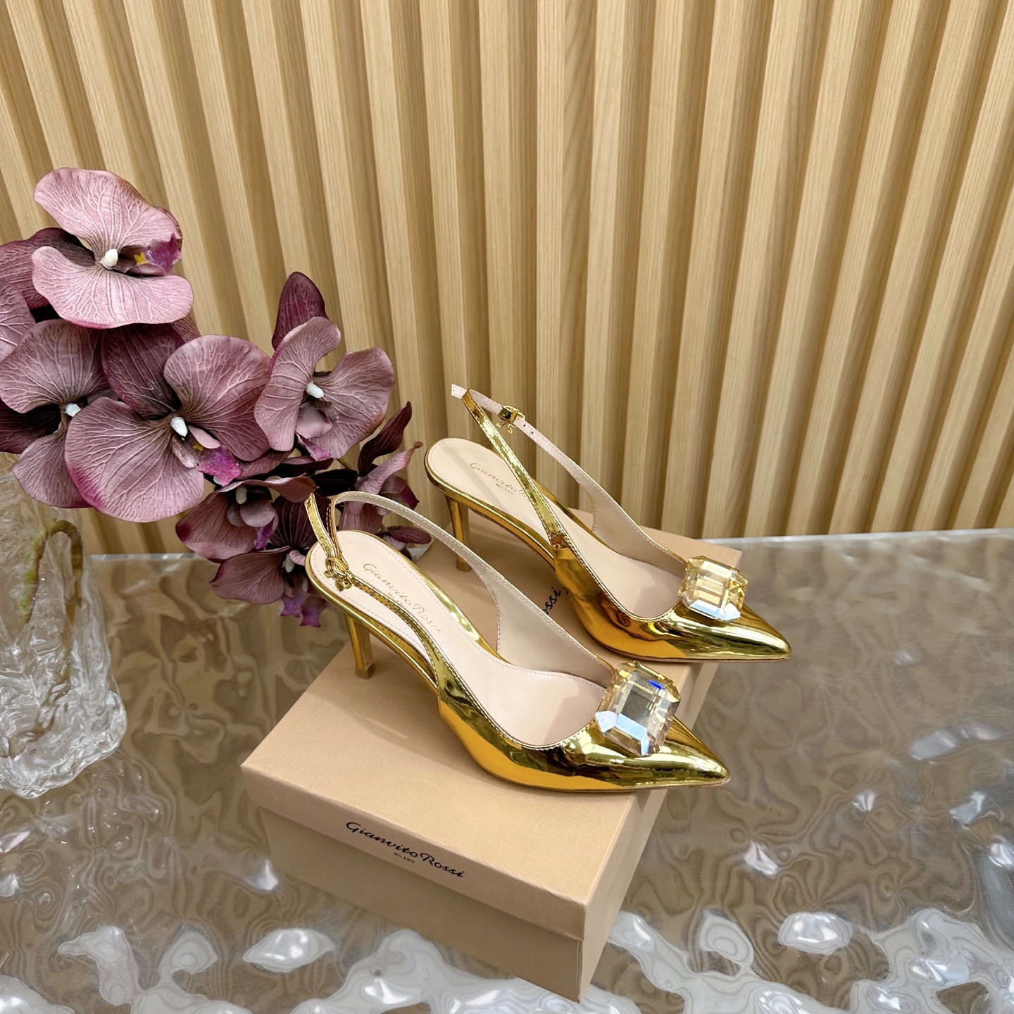 NO:240961,Top version [Gianvit* Ross*] 2025 early spring counter synchronizes the new gem semi-tork high heels. A single item that is delicate and elegant and elegant is worth buying this New Year. ——————————————— Mesh diamonds. The elements are modern and elegant, full of femininity, allowing you to show your fashionable personality in comfort. Velvet/paper leather upper lining sheepskin inner lining and foot pads. Comfortable and versatile. Outsole genuine leather sole. Heel height 8.5cm (5.5, 10.5 custom-made non-return and exchange) Size 35-43 (40, 41, 42, 43 custom-made non-return and exchange), high heels, sandals, high heels, sheepskin19860909顶级版本【Gianvit* Ross*】2025早春专柜同步新款宝石半拖高跟 娇气又不失气质优雅的一款单品这个新春值得入手 ——————————— 网纱钻 元素现代优雅风格,女人味十足 让您在舒适中彰显时尚性格. 鞋面丝绒/漆皮 内里羊皮内里及垫脚 舒适百搭 大底真皮底 跟高8.5cm（5.5、10.5定制不退换） 码数35-43（40、41、42、43定制不退换）,高跟鞋凉鞋,sandals,high heels,sheepskin,Women's Shoes