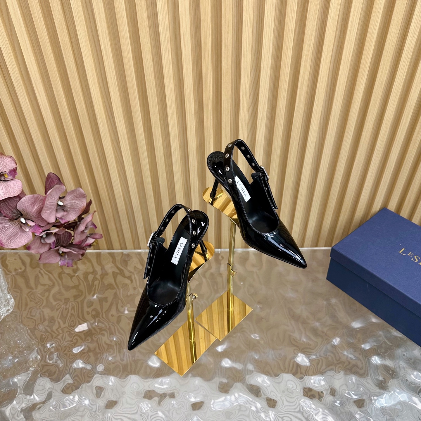 NO:240951,The highest cost-effectiveness of the entire network. This is the only one exclusive new model. New. —————————————————————————————————————————————————————————————————————————————————————————————————————————————————————————————————————————————————————————————————————————————————————————————————————————————————————————————————————————————————————————————————————————————————————————————————————————————————————————————————————————————————————————————————————————————————————————————————————————————————————————————————————————————————————————————————————————————————————————————————————————19860909全网最高性价比 仅此一家独家新款 上新 ————————————— LeSilla成立于1994年,由创始人Enio Silla创立.他对设计和生产鞋子充满热情,将设计师的巧思与工匠的精湛技艺相结合,赋予高跟鞋独特的美感和女性魅力 设计风格LeSilla高跟鞋注重细节和女性身体的呈现,通过精心的剪裁和曲线设计,确保鞋子更好地贴合脚型,提供舒适的穿着体验 面料漆皮/牛皮 内里原版羊皮 跟高8.5cm 大底原版真皮底 码数35—42（40、41、42定制）,高跟鞋凉鞋,sandals,high heels,cowhide,sheepskin,Women's Shoes