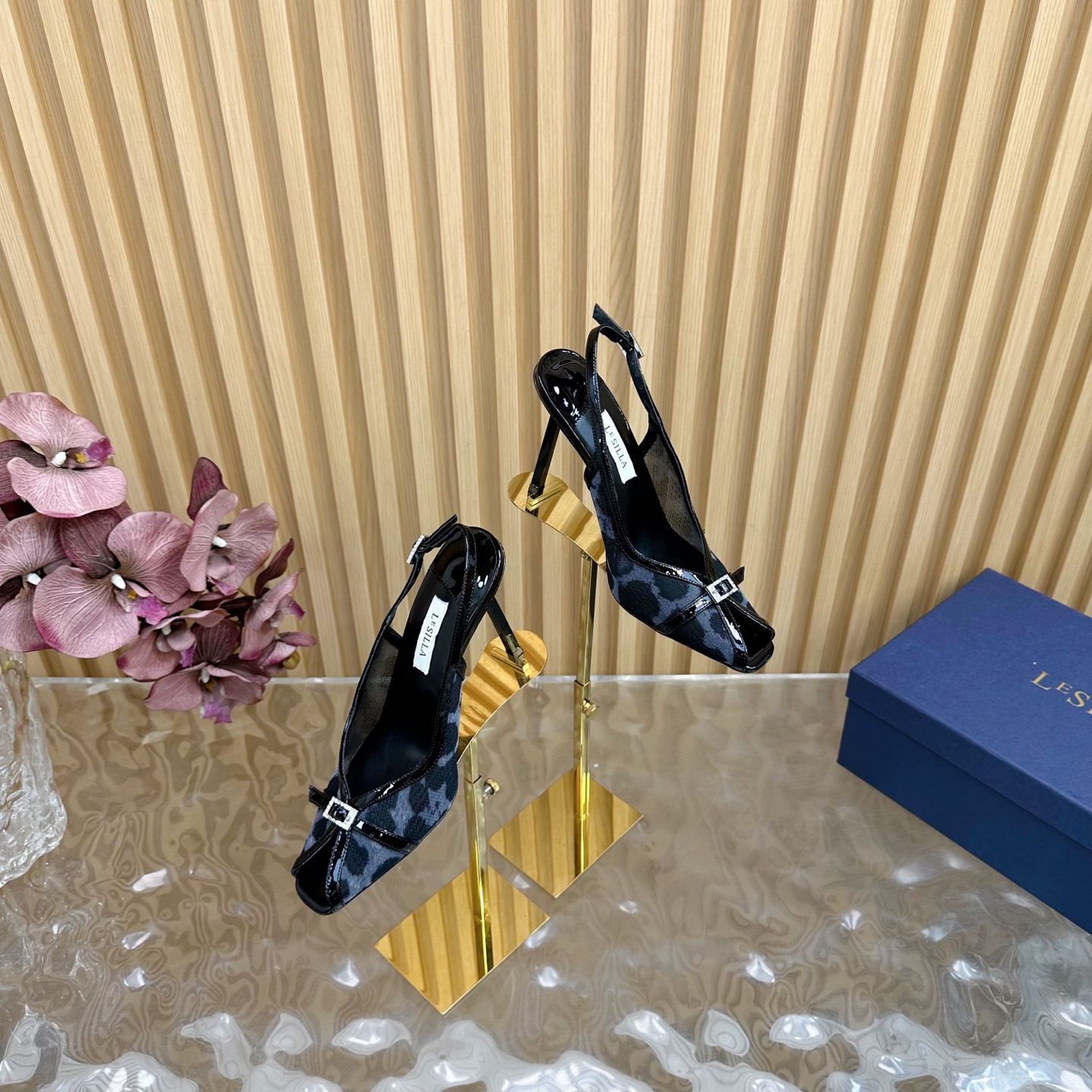 NO:240952,The highest cost-effectiveness of the entire network. This is the only one exclusive new model. New. —————————————————————————————————————————————————————————————————————————————————————————————————————————————————————————————————————————————————————————————————————————————————————————————————————————————————————————————————————————————————————————————————————————————————————————————————————————————————————————————————————————————————————————————————————————————————————————————————————————————————————————————————————————————————————————————————————————————————————————————————————————19860909全网最高性价比 仅此一家独家新款 上新 ————————————— LeSilla成立于1994年,由创始人Enio Silla创立.他对设计和生产鞋子充满热情,将设计师的巧思与工匠的精湛技艺相结合,赋予高跟鞋独特的美感和女性魅力 设计风格LeSilla高跟鞋注重细节和女性身体的呈现,通过精心的剪裁和曲线设计,确保鞋子更好地贴合脚型,提供舒适的穿着体验 面料网纱 内里原版羊皮 跟高10.5cm 大底原版真皮底 码数35—42（40、41、42定制）,高跟鞋凉鞋,sandals,high heels,sheepskin,Women's Shoes