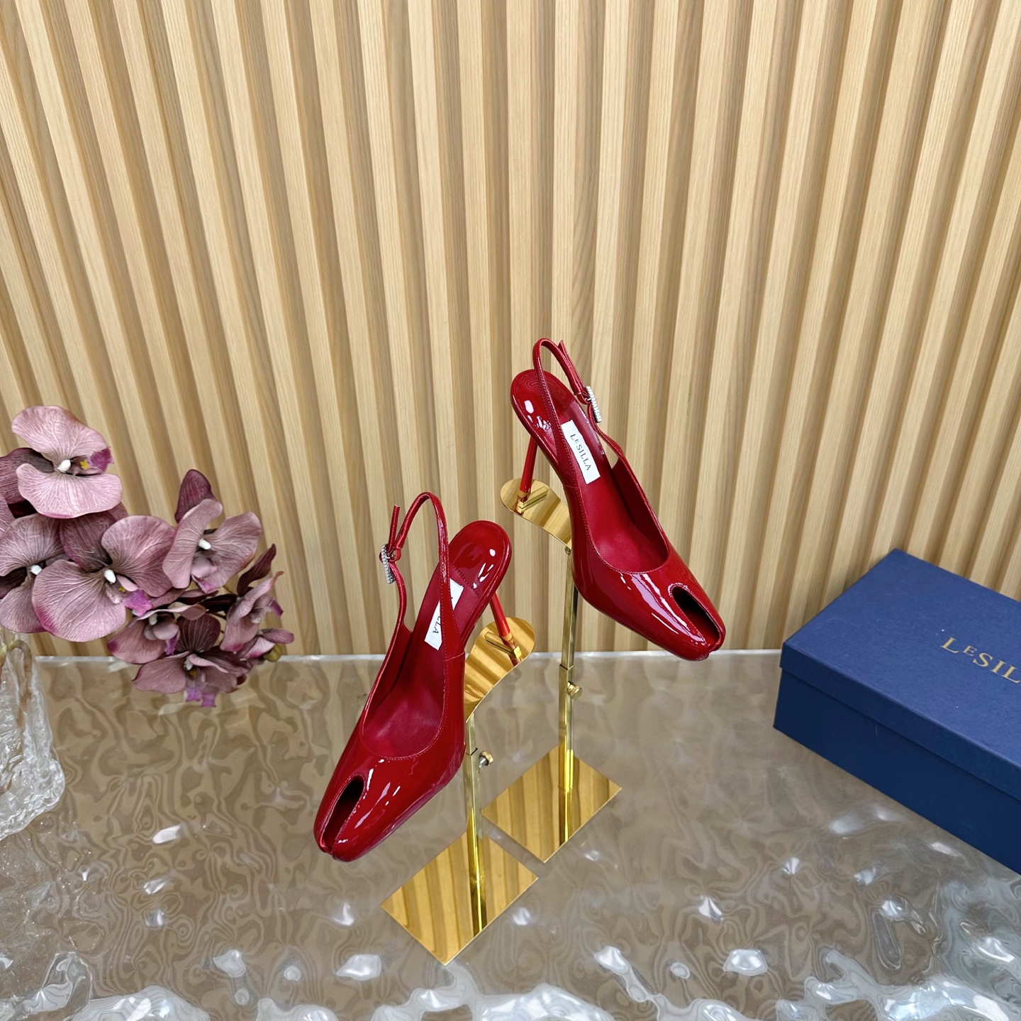 NO:240955,The highest cost-effectiveness of the entire network. This exclusive new model is available. —————————————————————————————————————————————————————————————————————————————————————————————————————————————————————————————————————————————————————————————————————————————————————————————————————————————————————————————————————————————————————————————————————————————————————————————————————————————————————————————————————————————————————————————————————————————————————————————————————————————————————————————————————————————————————————————————————————————————————————————————————————————19860909全网最高性价比 仅此一家独家新款 上新 ————————————— LeSilla成立于1994年,由创始人Enio Silla创立.他对设计和生产鞋子充满热情,将设计师的巧思与工匠的精湛技艺相结合,赋予高跟鞋独特的美感和女性魅力 设计风格LeSilla高跟鞋注重细节和女性身体的呈现,通过精心的剪裁和曲线设计,确保鞋子更好地贴合脚型,提供舒适的穿着体验 面料漆皮 内里原版羊皮 跟高10.5cm 大底原版真皮底 码数35—42（40、41、42定制）,高跟鞋凉鞋,sandals,high heels,sheepskin,Women's Shoes