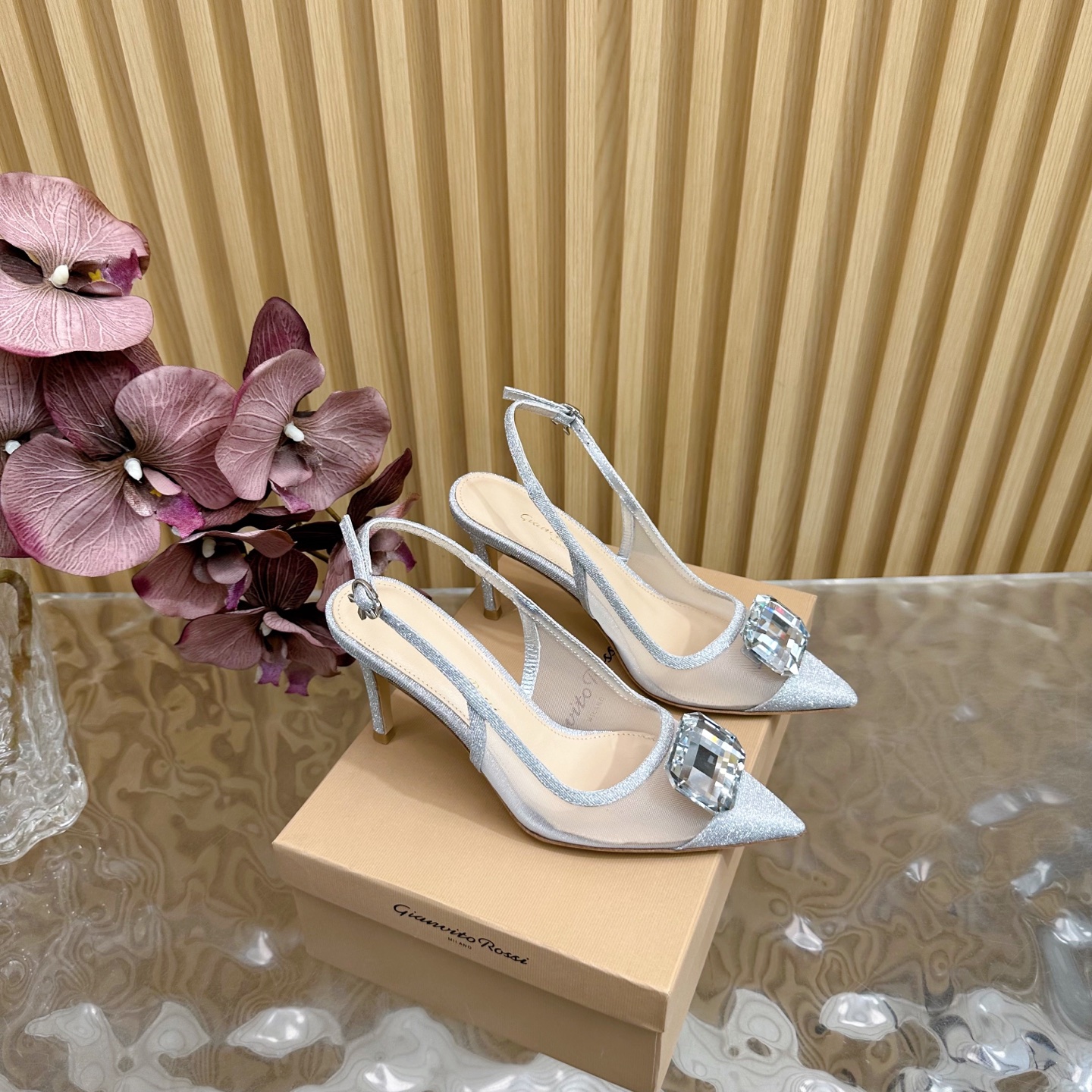 NO:241409,Top version [Gianvit* Ross*] 2025 early spring counter synchronizes the new gem-back sandals with high heels. A single item that is delicate and elegant. This New Year is worth buying. —————————————— Mesh diamonds. The elements are modern and elegant, full of femininity, allowing you to show your fashionable personality in comfort. Upper mesh, inner sheepskin inner lining and foot pads, comfortable and versatile, outsole genuine leather sole, heel height 8.5cm (5.5, 10.5 custom-made, non-return and exchange) Size 35-43 (40, 41, 42, 43 custom-made, non-return and exchange), sandals, sheepskin19860909顶级版本【Gianvit* Ross*】2025早春专柜同步新款宝石后带凉鞋 高跟 娇气又不失气质优雅的一款单品这个新春值得入手 ——————————— 网纱钻 元素现代优雅风格,女人味十足 让您在舒适中彰显时尚性格. 鞋面网纱 内里羊皮内里及垫脚 舒适百搭 大底真皮底 跟高8.5cm（5.5、10.5定制不退换） 码数35-43（40、41、42、43定制不退换）,凉鞋,sandals,sheepskin,Women's Shoes