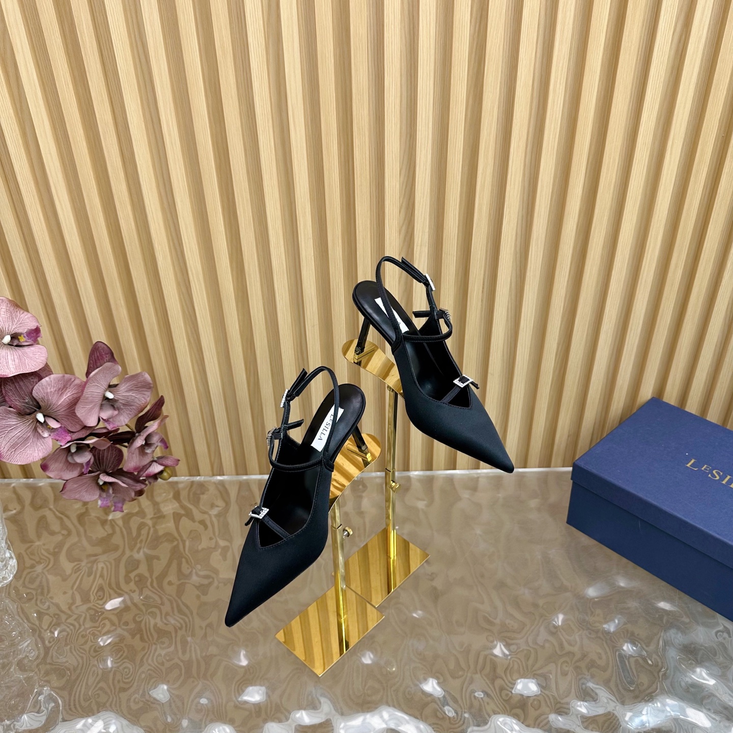 NO:241399,The highest cost-effectiveness of the entire network. This is the only one exclusive new model. New. —————————————————————————————————————————————————————————————————————————————————————————————————————————————————————————————————————————————————————————————————————————————————————————————————————————————————————————————————————————————————————————————————————————————————————————————————————————————————————————————————————————————————————————————————————————————————————————————————————————————————————————————————————————————————————————————————————————————————————————————————————————19860909全网最高性价比 仅此一家独家新款 上新 ————————————— LeSilla成立于1994年,由创始人Enio Silla创立.他对设计和生产鞋子充满热情,将设计师的巧思与工匠的精湛技艺相结合,赋予高跟鞋独特的美感和女性魅力 设计风格LeSilla高跟鞋注重细节和女性身体的呈现,通过精心的剪裁和曲线设计,确保鞋子更好地贴合脚型,提供舒适的穿着体验 面料真丝 内里原版羊皮 跟高8.5cm 大底原版真皮底 码数35—42（40、41、42定制）,凉鞋,sandals,high heels,sheepskin,real silk,Women's Shoes