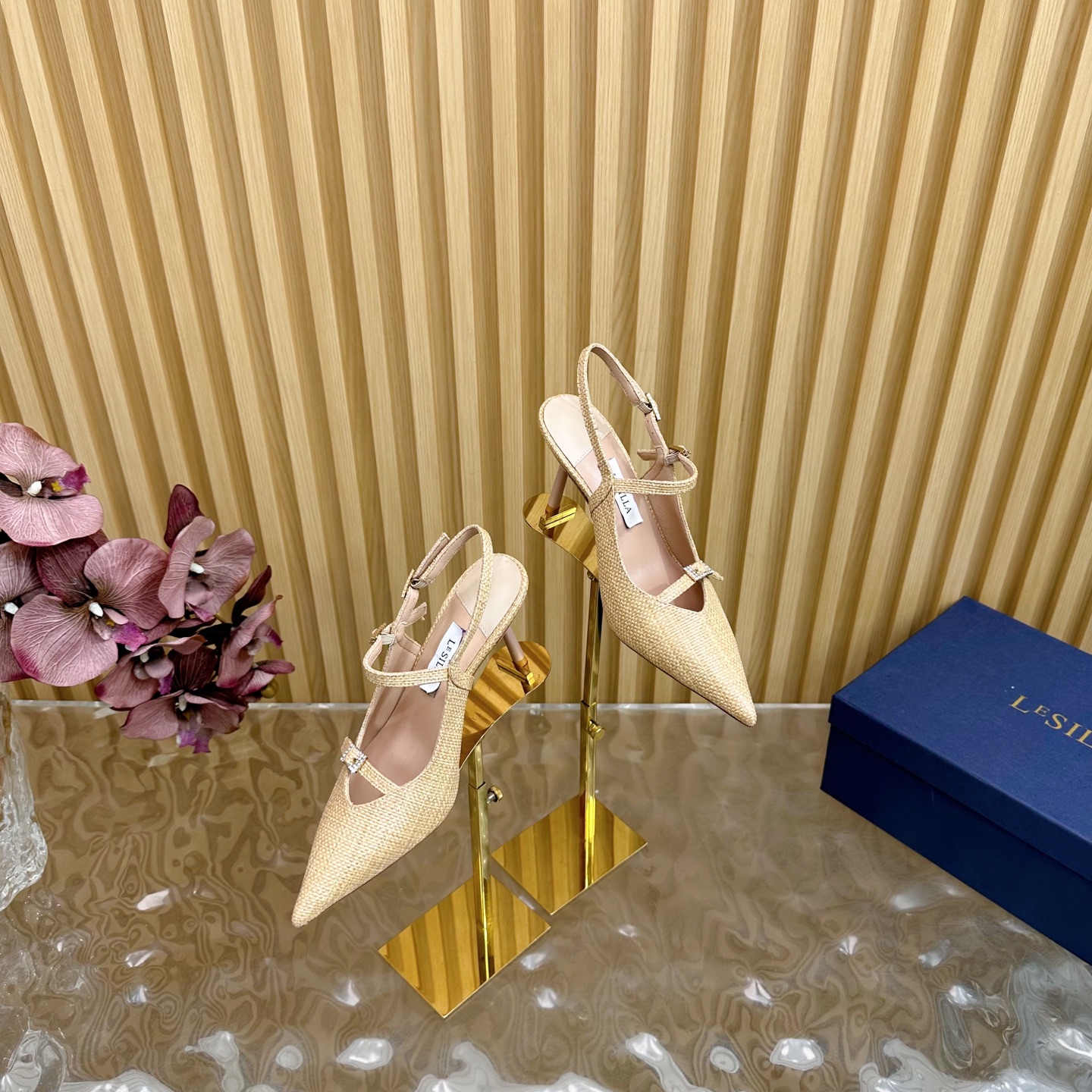 NO:241403,The highest cost-effectiveness of the entire network. This is the only one exclusive new model. New. —————————————————————————————————————————————————————————————————————————————————————————————————————————————————————————————————————————————————————————————————————————————————————————————————————————————————————————————————————————————————————————————————————————————————————————————————————————————————————————————————————————————————————————————————————————————————————————————————————————————————————————————————————————————————————————————————————————————————————————————————————————19860909全网最高性价比 仅此一家独家新款 上新 ————————————— LeSilla成立于1994年,由创始人Enio Silla创立.他对设计和生产鞋子充满热情,将设计师的巧思与工匠的精湛技艺相结合,赋予高跟鞋独特的美感和女性魅力 设计风格LeSilla高跟鞋注重细节和女性身体的呈现,通过精心的剪裁和曲线设计,确保鞋子更好地贴合脚型,提供舒适的穿着体验 面料编织 内里原版羊皮 跟高8.5cm 大底原版真皮底 码数35—42（40、41、42定制）,凉鞋,sandals,high heels,sheepskin,Women's Shoes