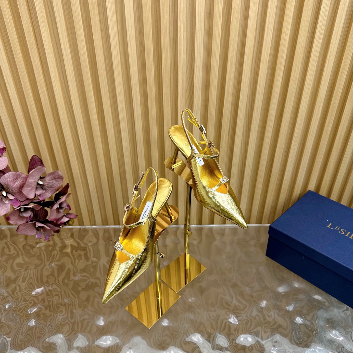 NO:241405,The highest cost-effectiveness of the entire network. This is the only one exclusive new model. New. —————————————————————————————————————————————————————————————————————————————————————————————————————————————————————————————————————————————————————————————————————————————————————————————————————————————————————————————————————————————————————————————————————————————————————————————————————————————————————————————————————————————————————————————————————————————————————————————————————————————————————————————————————————————————————————————————————————————————————————————————————————19860909全网最高性价比 仅此一家独家新款 上新 ————————————— LeSilla成立于1994年,由创始人Enio Silla创立.他对设计和生产鞋子充满热情,将设计师的巧思与工匠的精湛技艺相结合,赋予高跟鞋独特的美感和女性魅力 设计风格LeSilla高跟鞋注重细节和女性身体的呈现,通过精心的剪裁和曲线设计,确保鞋子更好地贴合脚型,提供舒适的穿着体验 面料石头纹漆皮 内里原版羊皮 跟高8.5cm 大底原版真皮底 码数35—42（40、41、42定制）,凉鞋,sandals,high heels,sheepskin,Women's Shoes