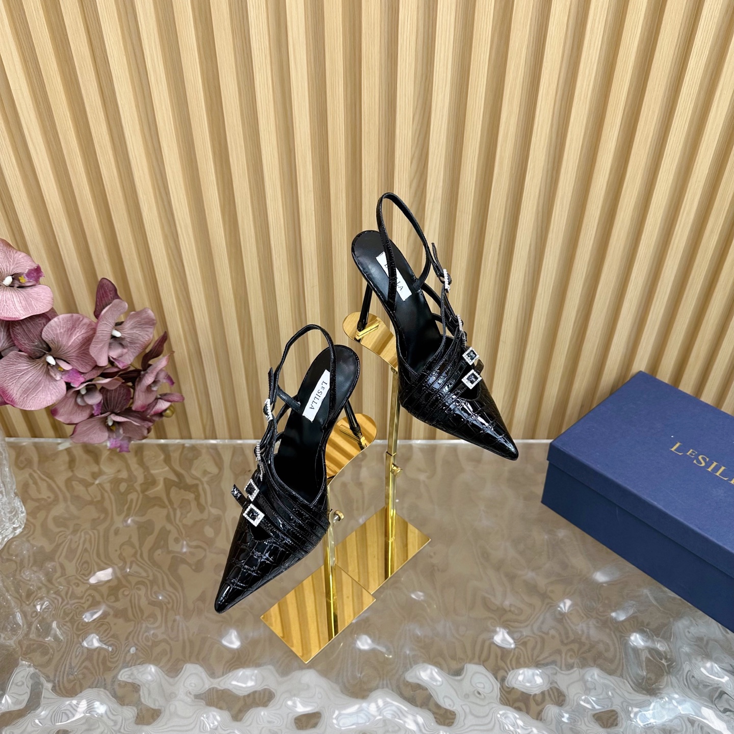 NO:241407,The highest cost-effectiveness of the entire network. This is the only one exclusive new model. New. —————————————————————————————————————————————————————————————————————————————————————————————————————————————————————————————————————————————————————————————————————————————————————————————————————————————————————————————————————————————————————————————————————————————————————————————————————————————————————————————————————————————————————————————————————————————————————————————————————————————————————————————————————————————————————————————————————————————————————————————————————————19860909全网最高性价比 仅此一家独家新款 上新 ————————————— LeSilla成立于1994年,由创始人Enio Silla创立.他对设计和生产鞋子充满热情,将设计师的巧思与工匠的精湛技艺相结合,赋予高跟鞋独特的美感和女性魅力 设计风格LeSilla高跟鞋注重细节和女性身体的呈现,通过精心的剪裁和曲线设计,确保鞋子更好地贴合脚型,提供舒适的穿着体验 面料漆皮 内里原版羊皮 跟高10.5cm 大底原版真皮底 码数35—42（40、41、42定制）,凉鞋,sandals,high heels,sheepskin,Women's Shoes