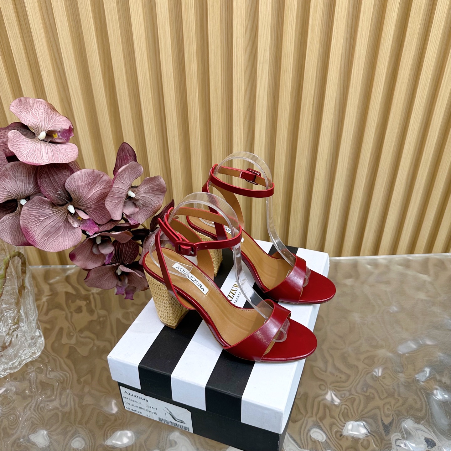 NO:241395,2025 Exclusive new spring and summer new AQUAZZURA Zp Original mold opening woven thick heel new high heel sandals ———————————— Made of original custom silk, original mold opening Swarovski rhinestone decorative buckle, super flash Outsole gold iconic pineapple micro-label to give the product rich brand connotation and luxurious appearance Single product genuine leather upsole sheepskin insole creation, creating beautiful and smooth appearance, comfortable and fashionable must-have. Upper oil wax cowhide Foot pad: Sheepskin Outsole Italian leather outsole Heel height 8.5cm Shoe size: 35-39 (35.41.42.43 Custom made without return), sandals, sandals, cowhide, sheepskin, real silk, Leather soles198609092025 独家新款 春夏新款 AQUAZZURA Zp 原版开模 编织粗跟 新品高跟凉鞋 ——————————— 采用原版定制真丝制成,原版开模施华洛奇水钻装饰扣,超闪 大底金色标志性菠萝微标赋予单品丰富的品牌内涵与奢华的外观单品真皮大底羊皮鞋垫 创作即外观线条优美流畅又上脚舒适时髦精必入款. 鞋面油蜡牛皮 脚垫: 羊皮 大底意大利真皮大底 跟高8.5cm 鞋码: 35-39 (35.41.42.43定做不退换),凉鞋,sandals,cowhide,sheepskin,real silk,Leather soles,Women's Shoes