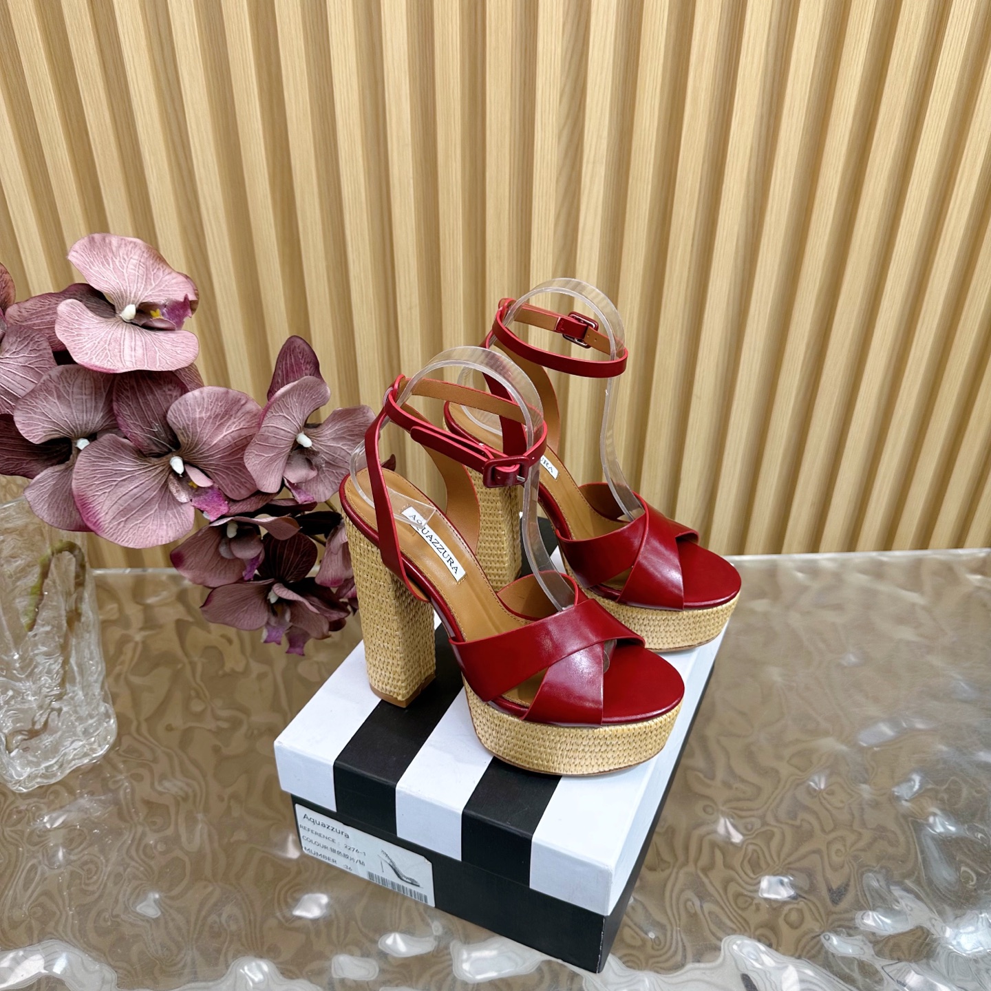 NO:241397,2025 Spring and Summer New Model AQUAZZURA Zp Original Die New Waterproof Platform High Heel Sandals ————————————— Made of original custom silk, original Die Swarovski Rhinestone Decorative buckle, super flash Outsole Gold Iconic Pineapple Micro Label gives the product rich brand connotation and luxurious appearance Single leather upsole Sheepskin insole Creation is beautiful, smooth, comfortable and fashionable, must-have. Upper Oil wax cowhide Foot mat: Sheepskin Outsole Italian leather outsole Heel height 14.5cm Water table 4.5cm Shoe size: 35-39 (35.41.42.43 Customized non-return and exchange), sandals, cowhide, sheepskin, real silk, Leather soles198609092025春夏新款 AQUAZZURA Zp 原版开模 新品防水台高跟凉鞋 ——————————— 采用原版定制真丝制成,原版开模施华洛奇水钻装饰扣,超闪 大底金色标志性菠萝微标赋予单品丰富的品牌内涵与奢华的外观单品真皮大底羊皮鞋垫 创作即外观线条优美流畅又上脚舒适时髦精必入款. 鞋面油蜡牛皮 脚垫: 羊皮 大底意大利真皮大底 跟高14.5cm 水台4.5cm 鞋码: 35-39 (35.41.42.43定做不退换),凉鞋,sandals,cowhide,sheepskin,real silk,Leather soles,Women's Shoes