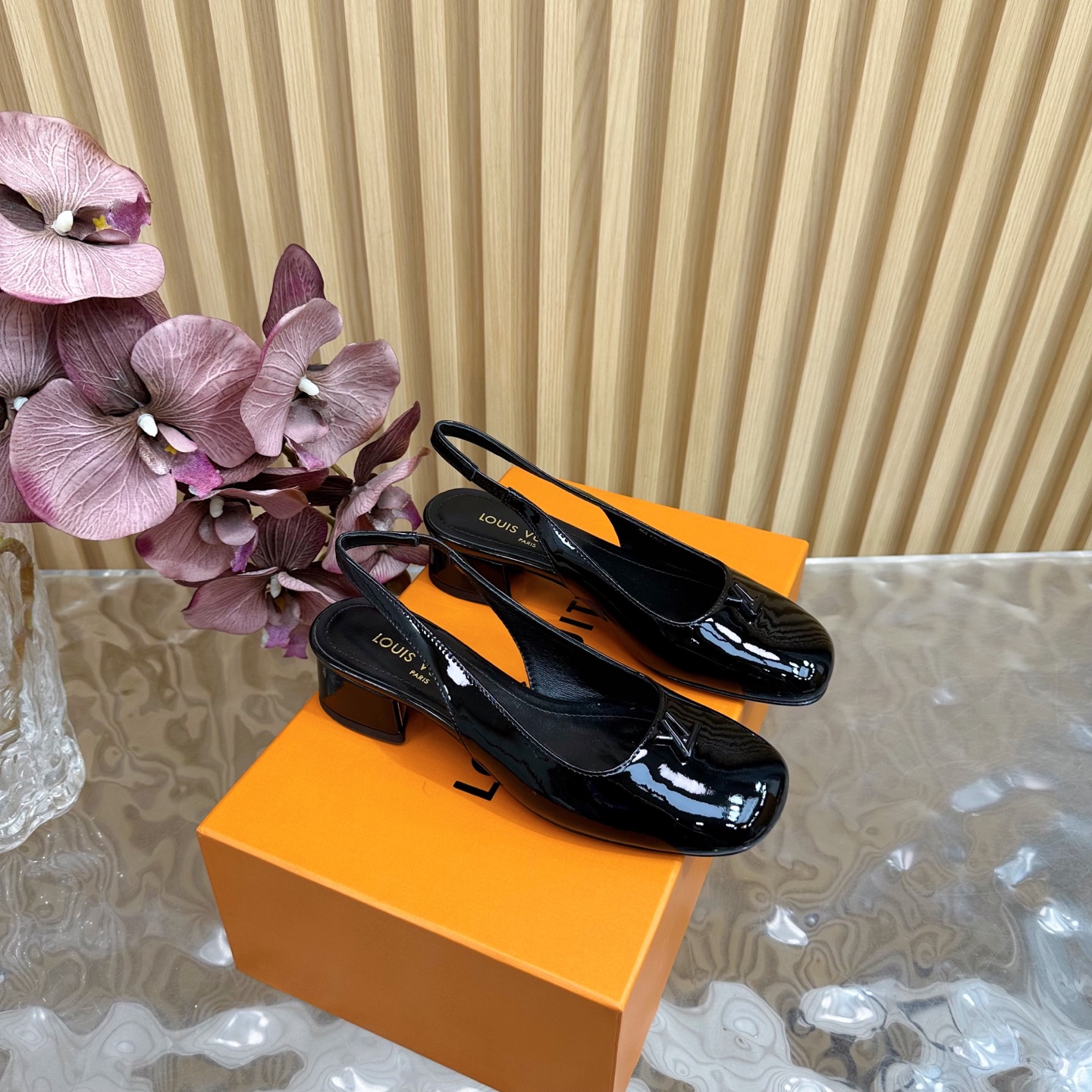 NO:245414,Top version LV | Louis Vuitton 2025 early spring new style medieval sandals The counter is the latest model, the rear empty sandals are new, ———————————————————— Purchase level!  Full of high-end feeling!  A popular model from domestic and foreign bloggers, retro and fashionable, beautiful!  Official website main model★ Original patent leather / cowhide / presbyopia, imported sheepskin lining, outsole original Italian leather outsole, heel height 3.5cm Shoe size: 35-39 (40, 41, 42 custom-made, no return or exchange), high heels, louis vuitton, louis vuitton, sandals, high heels, cowhide, sheepskin, Leather soles19860909顶级版本LV | 路易威登   2025早春新款 中古风凉鞋 专柜主打最新款 后空凉鞋硬货上新 ——————————— 代购级别！高级感十足！国内外博主刷爆的一款,复古又时髦上脚美炸了！官网主推款★ 鞋面原版漆皮/牛皮/老花 内里进口羊皮里 大底原版意大利真皮大底 跟高3.5cm 鞋码: 35-39（40、41、42定制不退换）,高跟鞋凉鞋,louis vuitton,louis vuitton,sandals,high heels,cowhide,sheepskin,Leather soles,Women's Shoes