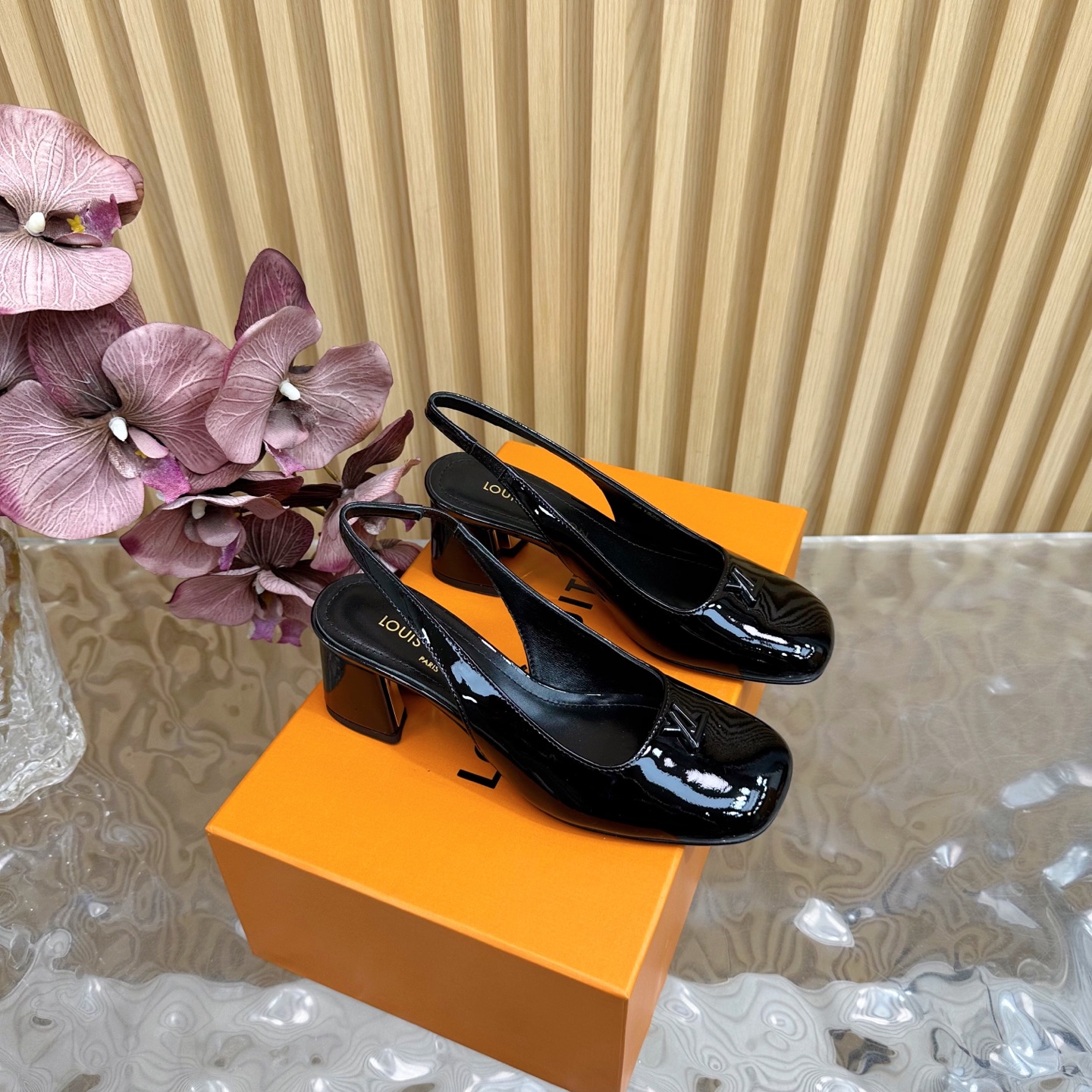 NO:245417,Top version LV | Louis Vuitton 2025 early spring new style medieval sandals The counter is the latest model, the rear empty sandals are new, ———————————————————— Purchase level!  Full of high-end feeling!  A popular model from domestic and foreign bloggers, retro and fashionable, beautiful!  Official website main model★ Original patent leather/cowhide/presby flower upper imported sheepskin lining outsole original Italian leather outsole heel height 5.5cm shoe size: 35-39 (40, 41, 42 custom-made, no return or exchange), high heels sandals, louis vuitton, louis vuitton, sandals, high heels, cowhide, sheepskin, Leather soles19860909顶级版本LV | 路易威登   2025早春新款 中古风凉鞋 专柜主打最新款 后空凉鞋硬货上新 ——————————— 代购级别！高级感十足！国内外博主刷爆的一款,复古又时髦上脚美炸了！官网主推款★ 鞋面原版漆皮/牛皮/老花 内里进口羊皮里 大底原版意大利真皮大底 跟高5.5cm 鞋码: 35-39（40、41、42定制不退换）,高跟鞋凉鞋,louis vuitton,louis vuitton,sandals,high heels,cowhide,sheepskin,Leather soles,Women's Shoes