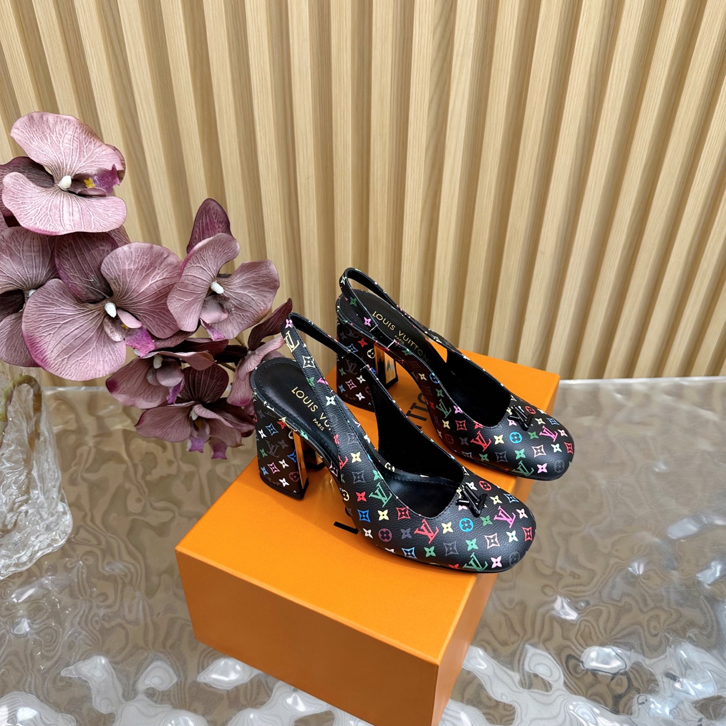 NO:245408,Top version LV | Louis Vuitton 2025 early spring new style medieval sandals The counter is the latest model, the rear empty sandals are new, ———————————————————— Purchase level!  Full of high-end feeling!  A popular model from domestic and foreign bloggers, retro and fashionable, beautiful!  Official website main model★ Original three-color presbyterian upper imported sheepskin lining outsole original Italian leather outsole heel height 3.5cm-5.5cm-9.5cm (order note) Shoe size: 35-39 (customized for 40, 41, 42, no return or exchange), high heels sandals, louis vuitton, louis vuitton, sandals, high heels, sheepskin, Leather soles19860909顶级版本LV | 路易威登   2025早春新款 中古风凉鞋 专柜主打最新款 后空凉鞋硬货上新 ——————————— 代购级别！高级感十足！国内外博主刷爆的一款,复古又时髦上脚美炸了！官网主推款★ 鞋面原版三彩老花 内里进口羊皮里 大底原版意大利真皮大底 跟高3.5cm-5.5cm-9.5cm（下单备注） 鞋码: 35-39（40、41、42定制不退换）,高跟鞋凉鞋,louis vuitton,louis vuitton,sandals,high heels,sheepskin,Leather soles,Women's Shoes