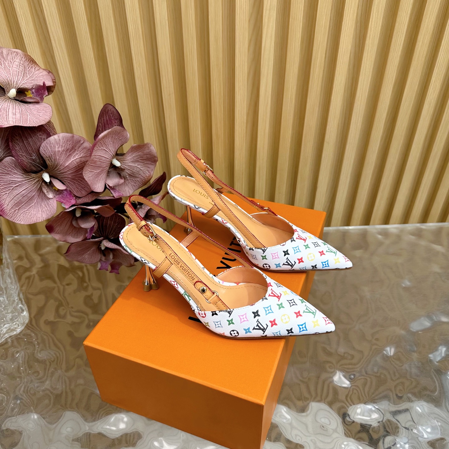 NO:245405,Top version LV | Louis Vuitton 2025 early spring new style medieval sandals The counter is the latest model, the rear empty sandals are new, ———————————————————— Purchase level!  Full of high-end feeling!  A popular model from domestic and foreign bloggers, retro and fashionable, beautiful!  Official website main model★ Original three-color presbyterian upper, imported sheepskin lining, outsole original Italian leather outsole, heel height 7.5cm (9.5cm can be customized) Shoe size: 35-39 (40, 41, 42 custom-made, no return or exchange), sandals single shoes, louis vuitton, louis vuitton, sandals, sheepskin, Leather soles19860909顶级版本LV | 路易威登   2025早春新款 中古风凉鞋 专柜主打最新款 后空凉鞋硬货上新 ——————————— 代购级别！高级感十足！国内外博主刷爆的一款,复古又时髦上脚美炸了！官网主推款★ 鞋面原版三彩老花 内里进口羊皮里 大底原版意大利真皮大底 跟高7.5cm（要9.5cm可以定制） 鞋码: 35-39（40、41、42定制不退换）,凉鞋单鞋,louis vuitton,louis vuitton,sandals,sheepskin,Leather soles,Women's Shoes