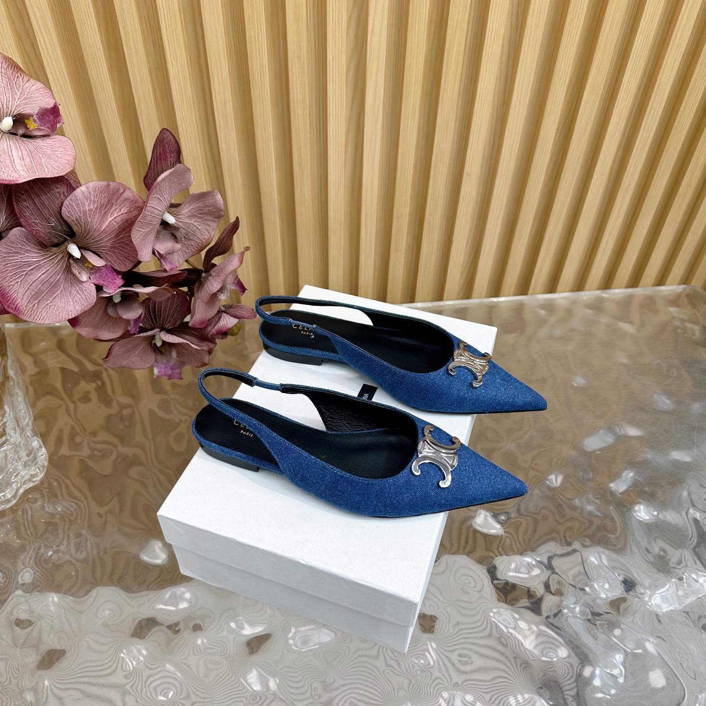 NO:245393,Celine Silin Spring and Summer Arc de Triomphe Fashion High Heels Soft foot-exposed design —————————————— Horse hair The foot is really super slim and super beautiful. C home specific exquisite Arc de Triomphe logo is good to see. The upper original calfskin. The inner/foot pad is made of top-grade mixed-bred sheepskin. Italian real cowhide sole. Heels high flat sole. Size35-40 (customized by 40 and 41), high heels, celine, chanel, sandals, high heels, cowhide, sheepskin19860909Celine思琳春夏凯旋门时装高跟鞋 柔美的露脚设计 ——————————— 马毛 上脚真的超级显瘦超级美 C家特定的精致凯旋门logo 好看到爆 鞋面原版小牛皮 内里/垫脚采用顶级混种羊皮 意大利真牛皮鞋底 跟高平底 Size35-40（40、41定制）,高跟鞋凉鞋,celine,chanel,sandals,high heels,cowhide,sheepskin,Women's Shoes