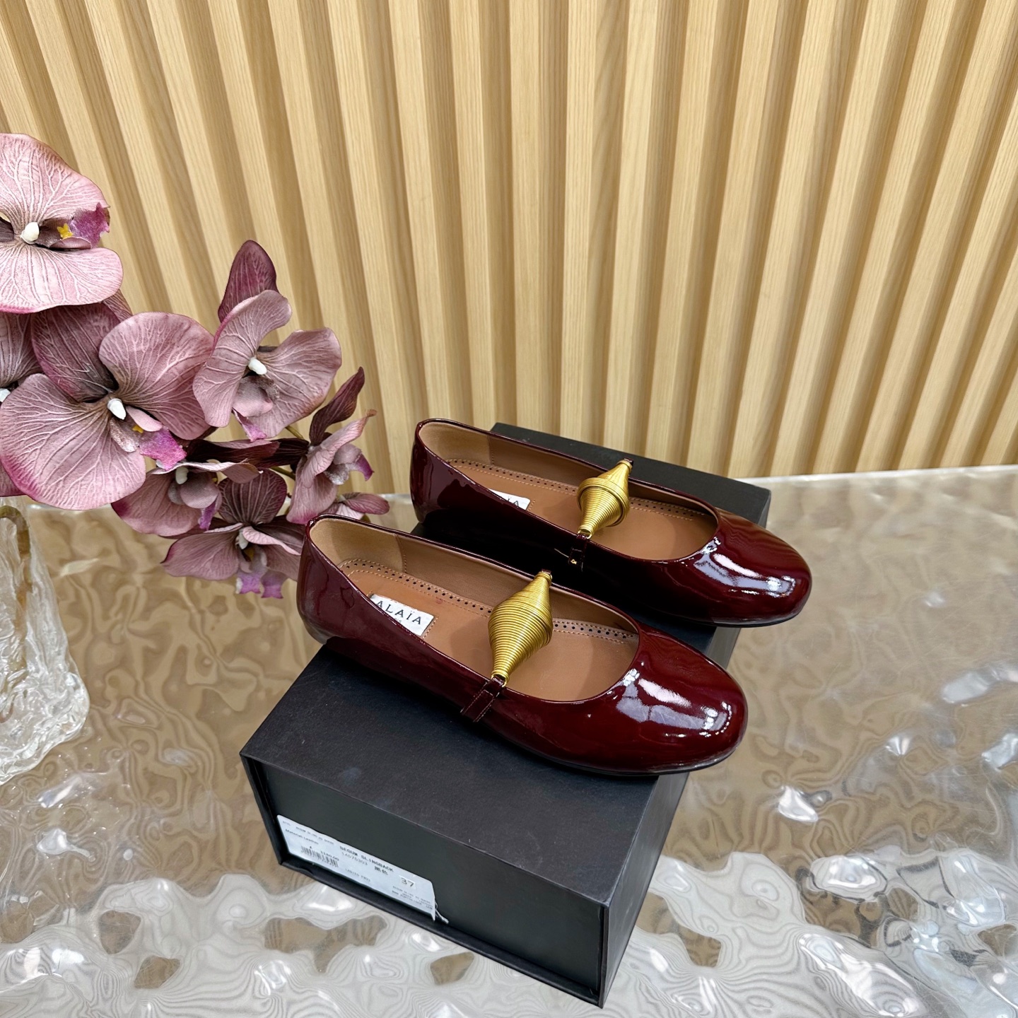 NO:245388,2025 counter new catwalk ALAIA｜French high-end first-tier high-end high-end brand new style S-shaped wedge sandals/semi-touch super fairy ———————————————————————————————————————————————————————————————————————————————————————————————————————————————————————————————————————————————————————————————————————————————————————————————————————————————————————————————————————————————————————————————————————————————————————————————————————————————————————————————————————————————————————————————————————————————————————————————————————————————————————————————————————————————————————————————————————————198609092025专柜新款走秀款ALAIA｜法国高端一线高定品牌 新款造型s型坡跟凉鞋/半拖超仙女 —————————————— AzzedineAlaia:时尚界最后的手艺人 只忠于展现女性身体曲线的裁剪之王 始创于1979年的品牌Alaia 一直主售时装感十足的型格女鞋 鞋面漆皮 内里羊皮 鞋底原版真皮大底 码数35-42（40.41.42定制） 包装Alaia原版包装,单鞋,alaia,sandals,sheepskin,Leather soles,Women's Shoes