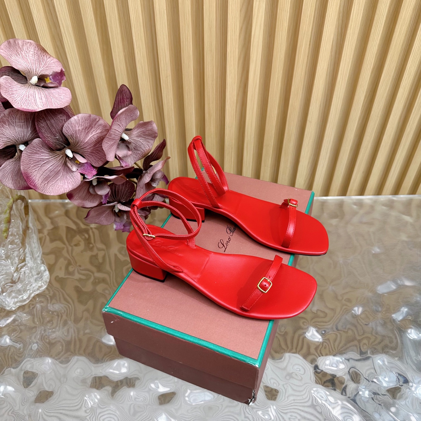 NO:245385,2025 early spring new Loro Piana/ LP classic retro and beautiful pendant clip-in flip flops ———————————— Simple and instant fashion, relaxed and high-end feel, feel the summery sense of high-end outfit~ The fabric is made of original custom leather, the inner foot pads are all mixed sheepskin imported Italian cowhide sole size35-39 (customized by 40/41), sandals, loro pigana, loro pigana, sandals, slippers, cowhide, sheepskin198609092025早春新款Loro Piana/ LP 经典复古绝美吊坠夹脚人字拖鞋 ———————————— 简约即时髦 松弛的高级感 感受夏日感高级穿搭~ 面料采用原版定制皮料 内里垫脚均为混种羊皮 意大利进口牛皮大底 size35-39（40/41定制）,凉鞋,loro piana,loro piana,sandals,slippers,cowhide,sheepskin,Women's Shoes