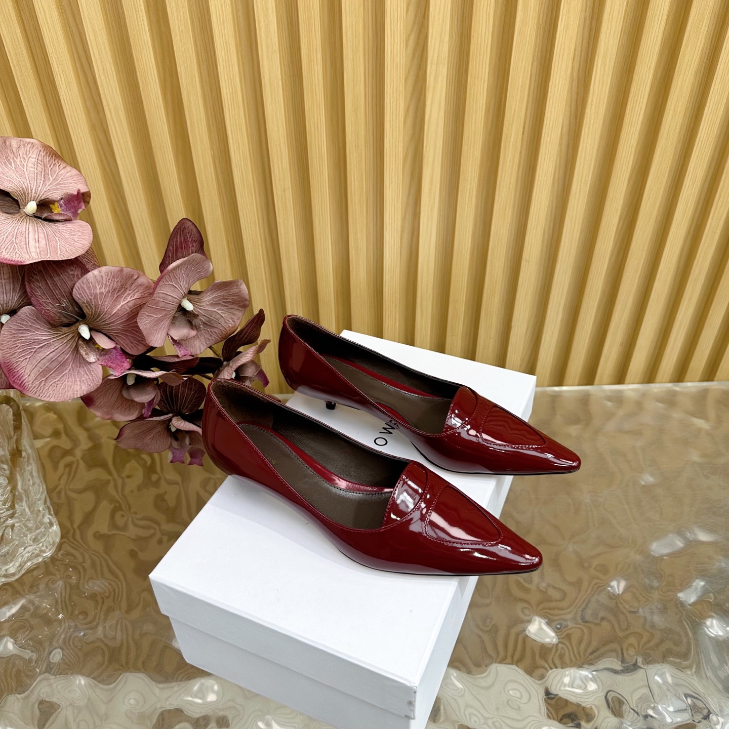 NO:245415,The high-quality niche trendy brand The row25 spring and summer French retro simple style hollow high-heeled sandals —————————————————————————————————————————————————————————————————————————————————————————————————————————————————————————————————————————————————————————————————————————————————————————————————————————————————————————————————————————————————————————————————————————————————————————————————————————————————————————————————————————————————————————————————————————————————————————————————————————————————————————————————————————————————————————————————————————————————————————————————  You can also easily control your daily outfits, dates, etc.!  It makes your feet look thinner and your legs look longer visually!  Anyone who sees this texture will shout YYDS! It exudes a sense of nobility from the inside to the outside~the luster is full!  And it's comfortable and durable!  It is light and comfortable to wear, and you don’t feel tired when walking!  You can hold every day of commuting, shopping, etc.!  The upper is made of open-edged beads, inner foot padded sheepskin, imported from Italy, injection molded leather outsole, heel height 3.5cm, size: 35-40 (40 custom made without return) with original packaging, single shoes, sandals, sheepskin, Leather soles19860909高品质小众潮牌The row25春夏法式复古简易风 中空高跟凉鞋 ———————————顶级版本 复古气质女王 整个鞋型简约大气,很干净利落又好搭配！日常穿搭、约会聚会等也能轻松驾驭！ 穿上很显脚瘦,又在视觉上拉腿长！这质感,任谁看了都高呼YYDS!由内到外散发着贵气感~光泽感拉满！而且舒适又耐穿！穿着轻便舒服,走路完全不累脚！日常通勤、逛街等统统都能hold得住！ 鞋面采用开边珠 内里垫脚羊皮 意大利进口注塑真皮大底 跟高3.5cm 码数: 35-40（40定做不退换） 配原版包装,单鞋,sandals,sheepskin,Leather soles,Women's Shoes