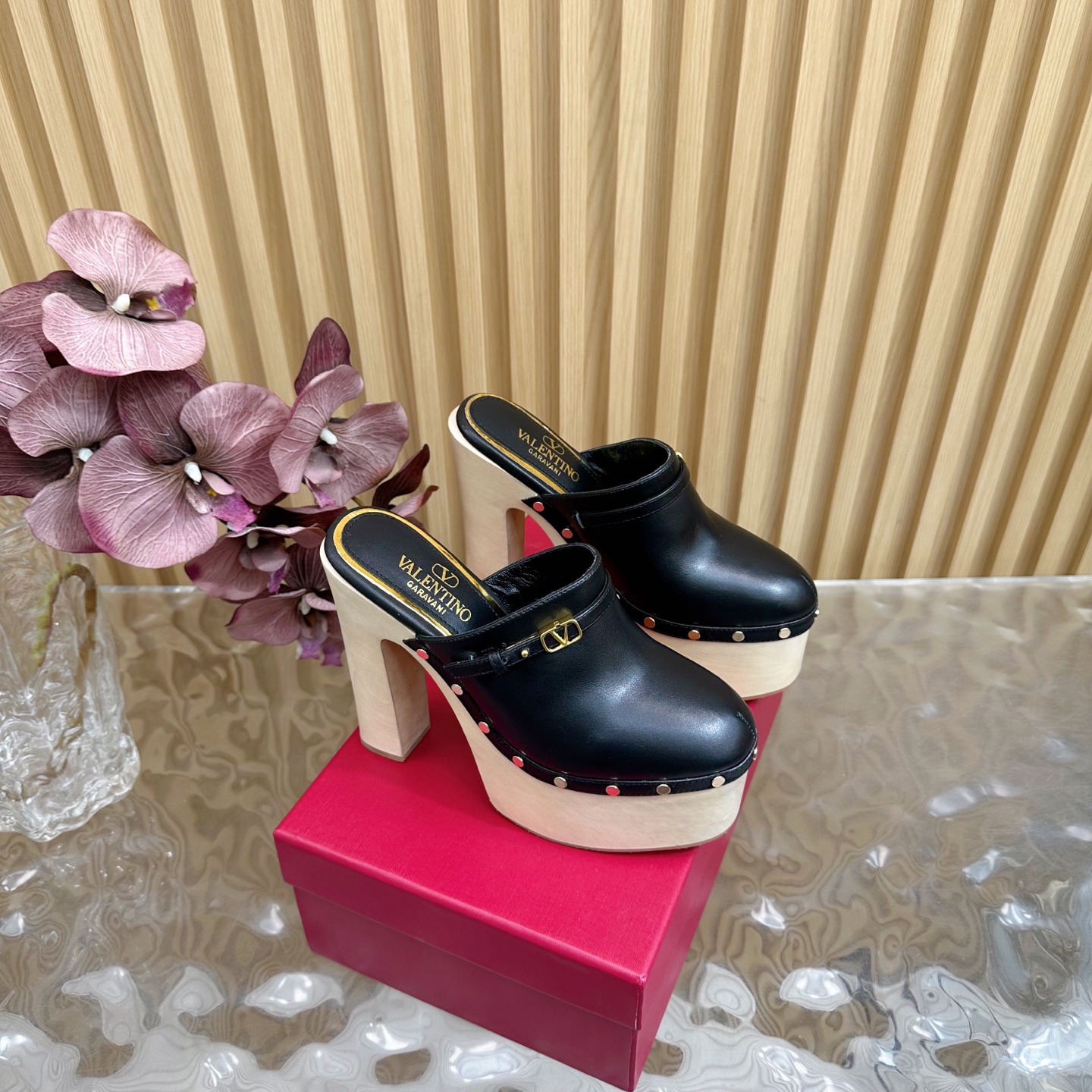 NO:245412,Valentin Valentin Classic Big V Buckle Hentian Gao Waterproof Platform High Heel Sandals Classic Big V Buckle Element Design and Matching ————————————————————————————————————————————————————————————————————————————————————————————————————————————————————————————————————————————————————————————————————————————————————————————————————————————————————————————————————————————————————————————————————————————————————————————————————————————————————————————————————————————————————————————————————————————————————————————————————————————————————————————————————————————————————————————————————————————————————————19860909Valentin华伦天伦经典大V扣恨天高防水台高跟凉鞋经典的大V扣元素设计搭配 ——————————— 彰显了品牌独有的设计风格 奢华时尚 极有辨识度 精致的圆头 侧身弧线完美 味儿特别纯正 小小野性  名媛气质女人味十足 鞋面采用进口小牛皮 内里采用混种羊皮 原版开模五金扣 意大利进口牛皮大底 水台3.5cm 跟高10cm 码数35-39（40/41/定制）,高跟鞋,valentino,valentino,sandals,high heels,cowhide,sheepskin,Women's Shoes