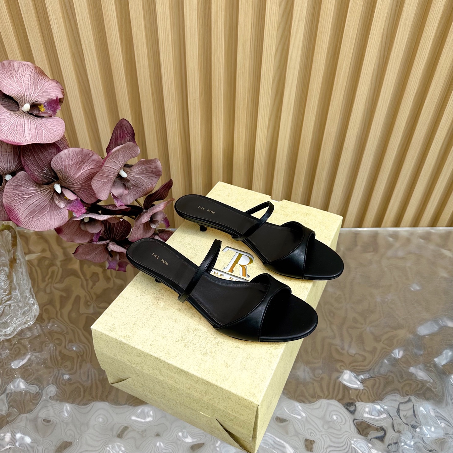 NO:245569,The high-quality niche trendy brand The row25 spring and summer French retro simple style hollow high-heeled sandals ———————————————————————————————————— The queen of retro temperament The whole shoe shape is simple and elegant, very clean and neat and easy to match!  You can also easily control your daily outfits, dates, etc.!  It makes your feet look thinner and your legs look longer visually!  Anyone who sees this texture will shout YYDS! It exudes a sense of nobility from the inside to the outside~the luster is full!  And it's comfortable and durable!  It is light and comfortable to wear, and you don’t feel tired when walking!  You can hold every day of commuting, shopping, etc.!  The upper is made of imported calf leather with delicate texture, inner foot pad sheepskin imported from Italy, injection molded leather outsole, heel height 3.5cm Size: 35-40 (40, 41 custom made without return) With original packaging, high heels, sandals, high heels, cowhide, sheepskin, Leather soles19860909高品质小众潮牌The row25春夏法式复古简易风 中空高跟凉鞋 ———————————— 复古气质女王 整个鞋型简约大气,很干净利落又好搭配！日常穿搭、约会聚会等也能轻松驾驭！ 穿上很显脚瘦,又在视觉上拉腿长！这质感,任谁看了都高呼YYDS!由内到外散发着贵气感~光泽感拉满！而且舒适又耐穿！穿着轻便舒服,走路完全不累脚！日常通勤、逛街等统统都能hold得住！ 鞋面采用进口小牛皮质感细腻 内里垫脚羊皮 意大利进口注塑真皮大底 跟高3.5cm 码数: 35-40（40、41定做不退换） 配原版包装,高跟鞋凉鞋,sandals,high heels,cowhide,sheepskin,Leather soles,Women's Shoes