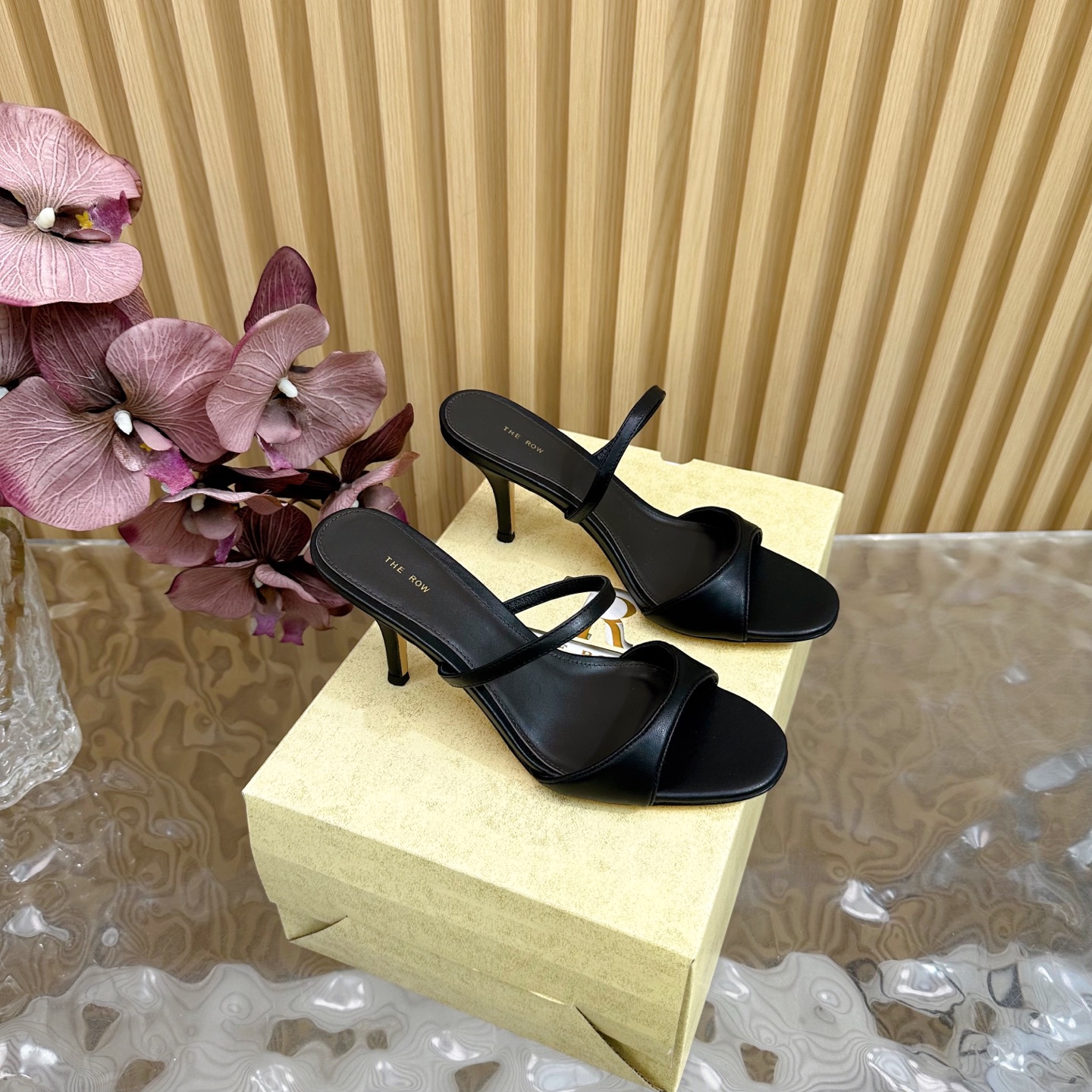 NO:245574,The high-quality niche trendy brand The row25 spring and summer French retro simple style hollow high-heeled sandals ———————————————————————————————————— The queen of retro temperament The whole shoe shape is simple and elegant, very clean and neat and easy to match!  You can also easily control your daily outfits, dates, etc.!  It makes your feet look thinner and your legs look longer visually!  Anyone who sees this texture will shout YYDS! It exudes a sense of nobility from the inside to the outside~the luster is full!  And it's comfortable and durable!  It is light and comfortable to wear, and you don’t feel tired when walking!  You can hold every day of commuting, shopping, etc.!  The upper is made of imported calf leather with delicate texture, inner foot pad sheepskin imported from Italy, injection molded leather outsole, heel height 8.5cm Size: 35-40 (40, 41 custom made without return) With original packaging, high heels, sandals, high heels, cowhide, sheepskin, Leather soles19860909高品质小众潮牌The row25春夏法式复古简易风 中空高跟凉鞋 ———————————— 复古气质女王 整个鞋型简约大气,很干净利落又好搭配！日常穿搭、约会聚会等也能轻松驾驭！ 穿上很显脚瘦,又在视觉上拉腿长！这质感,任谁看了都高呼YYDS!由内到外散发着贵气感~光泽感拉满！而且舒适又耐穿！穿着轻便舒服,走路完全不累脚！日常通勤、逛街等统统都能hold得住！ 鞋面采用进口小牛皮质感细腻 内里垫脚羊皮 意大利进口注塑真皮大底 跟高8.5cm 码数: 35-40（40、41定做不退换） 配原版包装,高跟鞋凉鞋,sandals,high heels,cowhide,sheepskin,Leather soles,Women's Shoes