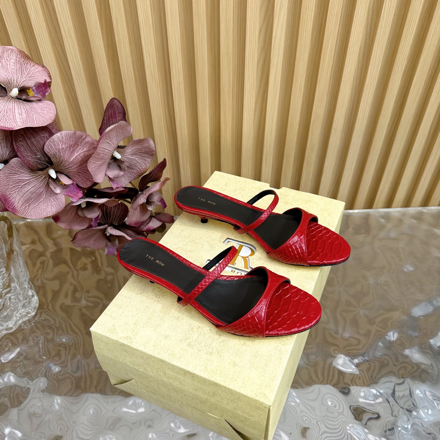 NO:245578,The high-quality niche trendy brand The row25 spring and summer French retro simple style hollow high-heeled sandals ———————————————————————————————————— The queen of retro temperament The whole shoe shape is simple and elegant, very clean and neat and easy to match!  You can also easily control your daily outfits, dates, etc.!  It makes your feet look thinner and your legs look longer visually!  Anyone who sees this texture will shout YYDS! It exudes a sense of nobility from the inside to the outside~the luster is full!  And it's comfortable and durable!  It is light and comfortable to wear, and you don’t feel tired when walking!  You can hold every day of commuting, shopping, etc.!  The upper is made of imported snake pattern cowhide, inner foot padded sheepskin imported from Italy, injection molded leather outsole, heel height 3.5cm Size: 35-40 (40, 41 custom made without return) With original packaging, high heels, sandals, high heels, cowhide, sheepskin, Leather soles19860909高品质小众潮牌The row25春夏法式复古简易风 中空高跟凉鞋 ———————————— 复古气质女王 整个鞋型简约大气,很干净利落又好搭配！日常穿搭、约会聚会等也能轻松驾驭！ 穿上很显脚瘦,又在视觉上拉腿长！这质感,任谁看了都高呼YYDS!由内到外散发着贵气感~光泽感拉满！而且舒适又耐穿！穿着轻便舒服,走路完全不累脚！日常通勤、逛街等统统都能hold得住！ 鞋面采用进口蛇纹牛皮 内里垫脚羊皮 意大利进口注塑真皮大底 跟高3.5cm 码数: 35-40（40、41定做不退换） 配原版包装,高跟鞋凉鞋,sandals,high heels,cowhide,sheepskin,Leather soles,Women's Shoes