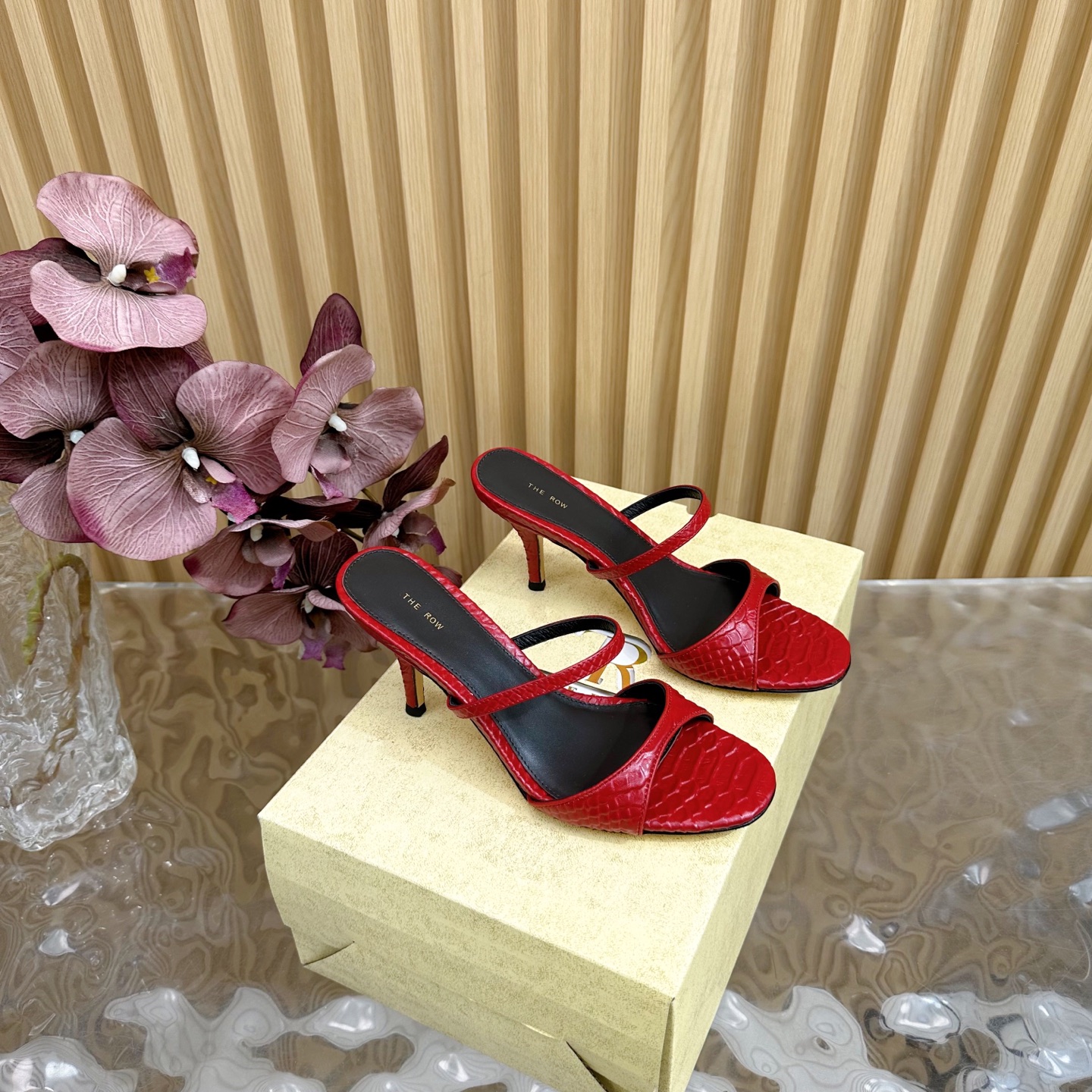 NO:245582,The high-quality niche trendy brand The row25 spring and summer French retro simple style hollow high-heeled sandals ———————————————————————————————————— The queen of retro temperament The whole shoe shape is simple and elegant, very clean and neat and easy to match!  You can also easily control your daily outfits, dates, etc.!  It makes your feet look thinner and your legs look longer visually!  Anyone who sees this texture will shout YYDS! It exudes a sense of nobility from the inside to the outside~the luster is full!  And it's comfortable and durable!  It is light and comfortable to wear, and you don’t feel tired when walking!  You can hold every day of commuting, shopping, etc.!  The upper is made of imported snake-patterned cowhide, inner foot padded sheepskin imported from Italy, injection molded leather outsole, heel height 8cm, size: 35-40 (40, 41 custom made without return) with original packaging, high heels, sandals, high heels, cowhide, sheepskin, Leather soles19860909高品质小众潮牌The row25春夏法式复古简易风 中空高跟凉鞋 ———————————— 复古气质女王 整个鞋型简约大气,很干净利落又好搭配！日常穿搭、约会聚会等也能轻松驾驭！ 穿上很显脚瘦,又在视觉上拉腿长！这质感,任谁看了都高呼YYDS!由内到外散发着贵气感~光泽感拉满！而且舒适又耐穿！穿着轻便舒服,走路完全不累脚！日常通勤、逛街等统统都能hold得住！ 鞋面采用进口蛇纹牛皮 内里垫脚羊皮 意大利进口注塑真皮大底 跟高8cm 码数: 35-40（40、41定做不退换） 配原版包装,高跟鞋凉鞋,sandals,high heels,cowhide,sheepskin,Leather soles,Women's Shoes