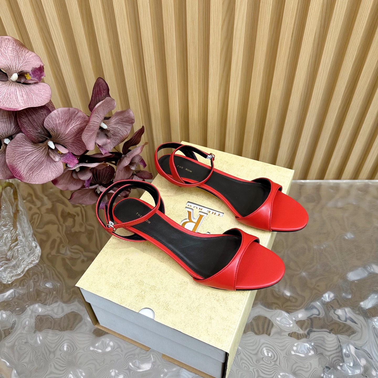 NO:245587,The high-quality niche trendy brand The row25 spring and summer French retro simple style hollow high-heeled sandals ———————————————————————————————————— The queen of retro temperament The whole shoe shape is simple and elegant, very clean and neat and easy to match!  You can also easily control your daily outfits, dates, etc.!  It makes your feet look thinner and your legs look longer visually!  Anyone who sees this texture will shout YYDS! It exudes a sense of nobility from the inside to the outside~the luster is full!  And it's comfortable and durable!  It is light and comfortable to wear, and you don’t feel tired when walking!  You can hold every day of commuting, shopping, etc.!  The upper is made of imported cowhide, inner foot padded sheepskin imported from Italy, injection molded leather outsole, heel height 3.5cm Size: 35-40 (40, 41 custom made without return) With original packaging, high heels, sandals, high heels, cowhide, sheepskin, Leather soles19860909高品质小众潮牌The row25春夏法式复古简易风 中空高跟凉鞋 ———————————— 复古气质女王 整个鞋型简约大气,很干净利落又好搭配！日常穿搭、约会聚会等也能轻松驾驭！ 穿上很显脚瘦,又在视觉上拉腿长！这质感,任谁看了都高呼YYDS!由内到外散发着贵气感~光泽感拉满！而且舒适又耐穿！穿着轻便舒服,走路完全不累脚！日常通勤、逛街等统统都能hold得住！ 鞋面采用进口牛皮 内里垫脚羊皮 意大利进口注塑真皮大底 跟高3.5cm 码数: 35-40（40、41定做不退换） 配原版包装,高跟鞋凉鞋,sandals,high heels,cowhide,sheepskin,Leather soles,Women's Shoes