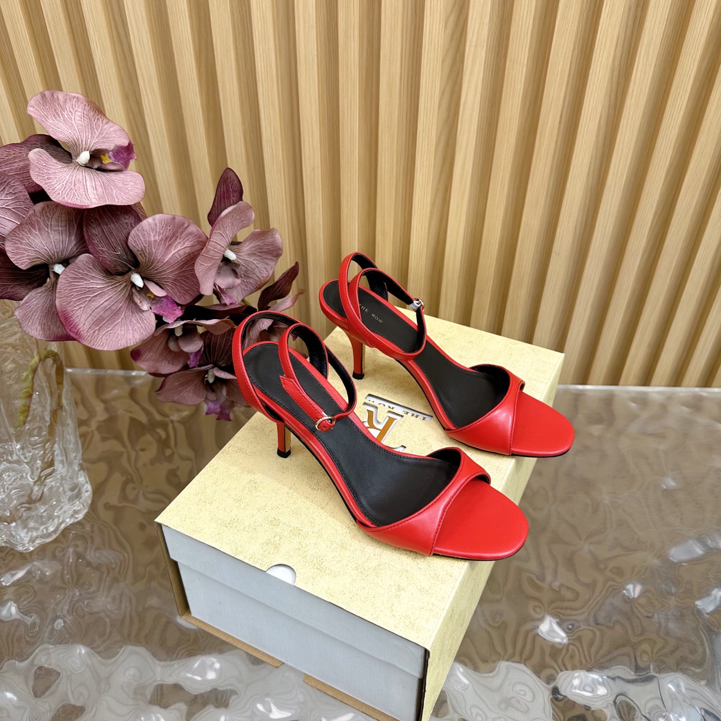 NO:245590,The high-quality niche trendy brand The row25 spring and summer French retro simple style hollow high-heeled sandals ———————————————————————————————————— The queen of retro temperament The whole shoe shape is simple and elegant, very clean and neat and easy to match!  You can also easily control your daily outfits, dates, etc.!  It makes your feet look thinner and your legs look longer visually!  Anyone who sees this texture will shout YYDS! It exudes a sense of nobility from the inside to the outside~the luster is full!  And it's comfortable and durable!  It is light and comfortable to wear, and you don’t feel tired when walking!  You can hold every day of commuting, shopping, etc.!  The upper is made of imported cowhide, inner foot padded sheepskin imported from Italy, injection molded leather outsole, heel height 8cm, size: 35-40 (40, 41 custom made without return) with original packaging, high heels, sandals, high heels, cowhide, sheepskin, Leather soles19860909高品质小众潮牌The row25春夏法式复古简易风 中空高跟凉鞋 ———————————— 复古气质女王 整个鞋型简约大气,很干净利落又好搭配！日常穿搭、约会聚会等也能轻松驾驭！ 穿上很显脚瘦,又在视觉上拉腿长！这质感,任谁看了都高呼YYDS!由内到外散发着贵气感~光泽感拉满！而且舒适又耐穿！穿着轻便舒服,走路完全不累脚！日常通勤、逛街等统统都能hold得住！ 鞋面采用进口牛皮 内里垫脚羊皮 意大利进口注塑真皮大底 跟高8cm 码数: 35-40（40、41定做不退换） 配原版包装,高跟鞋凉鞋,sandals,high heels,cowhide,sheepskin,Leather soles,Women's Shoes