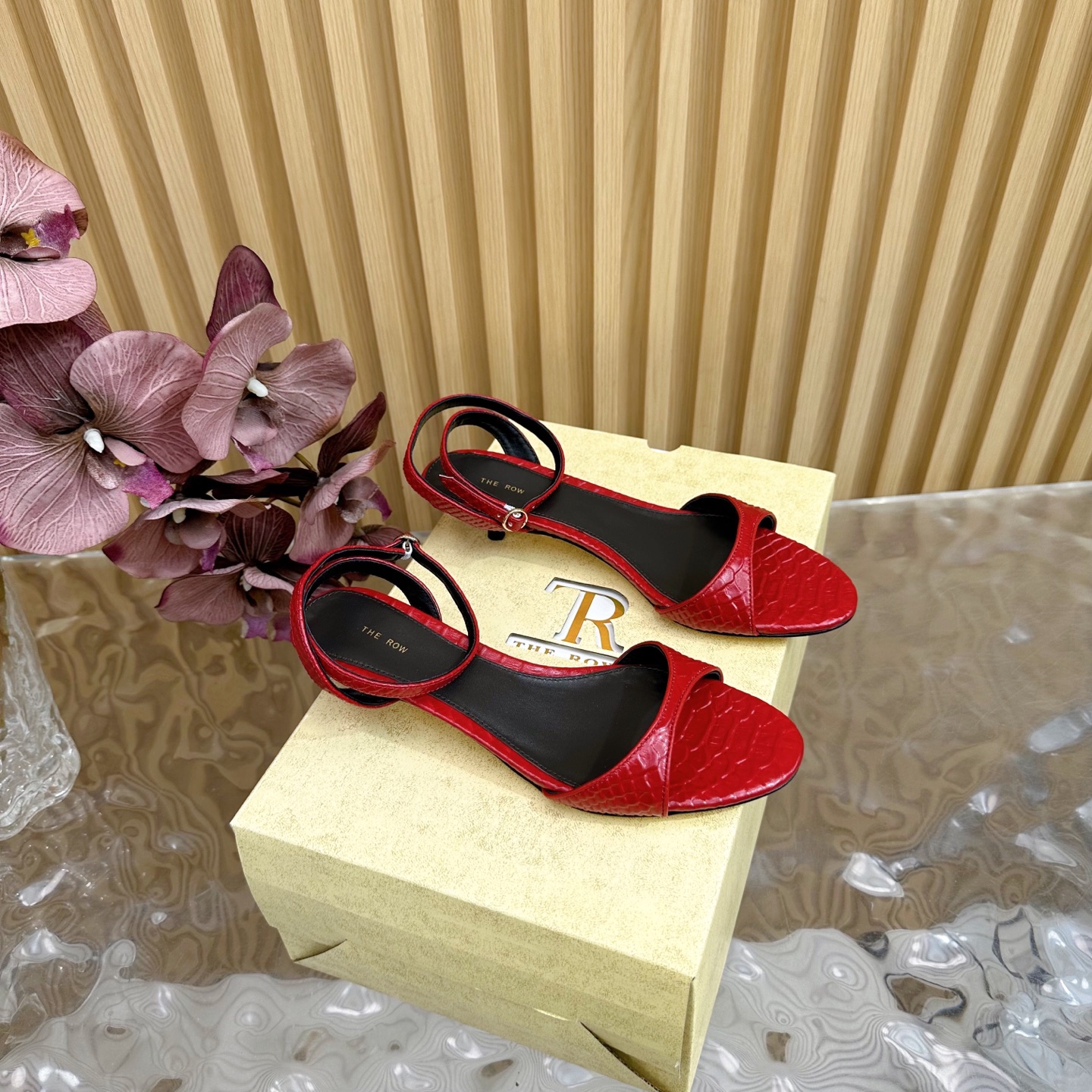 NO:245595,The high-quality niche trendy brand The row25 spring and summer French retro simple style hollow high-heeled sandals ———————————————————————————————————— The queen of retro temperament The whole shoe shape is simple and elegant, very clean and neat and easy to match!  You can also easily control your daily outfits, dates, etc.!  It makes your feet look thinner and your legs look longer visually!  Anyone who sees this texture will shout YYDS! It exudes a sense of nobility from the inside to the outside~the luster is full!  And it's comfortable and durable!  It is light and comfortable to wear, and you don’t feel tired when walking!  You can hold every day of commuting, shopping, etc.!  The upper is made of imported snake pattern cowhide, inner foot padded sheepskin imported from Italy, injection molded leather outsole, heel height 3.5cm Size: 35-40 (40, 41 custom made without return) With original packaging, high heels, sandals, high heels, cowhide, sheepskin, Leather soles19860909高品质小众潮牌The row25春夏法式复古简易风 中空高跟凉鞋 ———————————— 复古气质女王 整个鞋型简约大气,很干净利落又好搭配！日常穿搭、约会聚会等也能轻松驾驭！ 穿上很显脚瘦,又在视觉上拉腿长！这质感,任谁看了都高呼YYDS!由内到外散发着贵气感~光泽感拉满！而且舒适又耐穿！穿着轻便舒服,走路完全不累脚！日常通勤、逛街等统统都能hold得住！ 鞋面采用进口蛇纹牛皮 内里垫脚羊皮 意大利进口注塑真皮大底 跟高3.5cm 码数: 35-40（40、41定做不退换） 配原版包装,高跟鞋凉鞋,sandals,high heels,cowhide,sheepskin,Leather soles,Women's Shoes