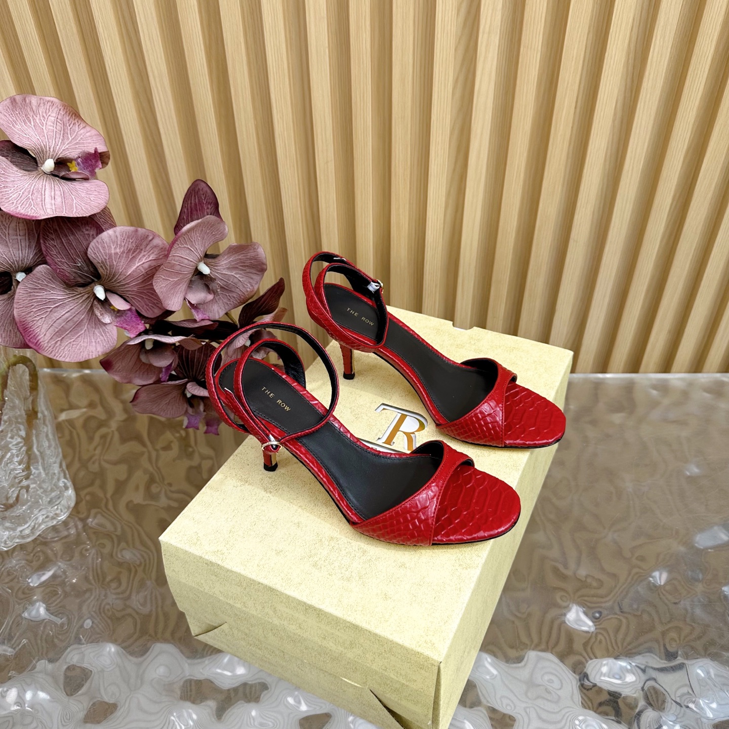 NO:245598,The high-quality niche trendy brand The row25 spring and summer French retro simple style hollow high-heeled sandals ———————————————————————————————————— The queen of retro temperament The whole shoe shape is simple and elegant, very clean and neat and easy to match!  You can also easily control your daily outfits, dates, etc.!  It makes your feet look thinner and your legs look longer visually!  Anyone who sees this texture will shout YYDS! It exudes a sense of nobility from the inside to the outside~the luster is full!  And it's comfortable and durable!  It is light and comfortable to wear, and you don’t feel tired when walking!  You can hold every day of commuting, shopping, etc.!  The upper is made of imported snake-patterned cowhide, inner foot padded sheepskin imported from Italy, injection molded leather outsole, heel height 8cm, size: 35-40 (40, 41 custom made without return) with original packaging, high heels, sandals, high heels, cowhide, sheepskin, Leather soles19860909高品质小众潮牌The row25春夏法式复古简易风 中空高跟凉鞋 ———————————— 复古气质女王 整个鞋型简约大气,很干净利落又好搭配！日常穿搭、约会聚会等也能轻松驾驭！ 穿上很显脚瘦,又在视觉上拉腿长！这质感,任谁看了都高呼YYDS!由内到外散发着贵气感~光泽感拉满！而且舒适又耐穿！穿着轻便舒服,走路完全不累脚！日常通勤、逛街等统统都能hold得住！ 鞋面采用进口蛇纹牛皮 内里垫脚羊皮 意大利进口注塑真皮大底 跟高8cm 码数: 35-40（40、41定做不退换） 配原版包装,高跟鞋凉鞋,sandals,high heels,cowhide,sheepskin,Leather soles,Women's Shoes