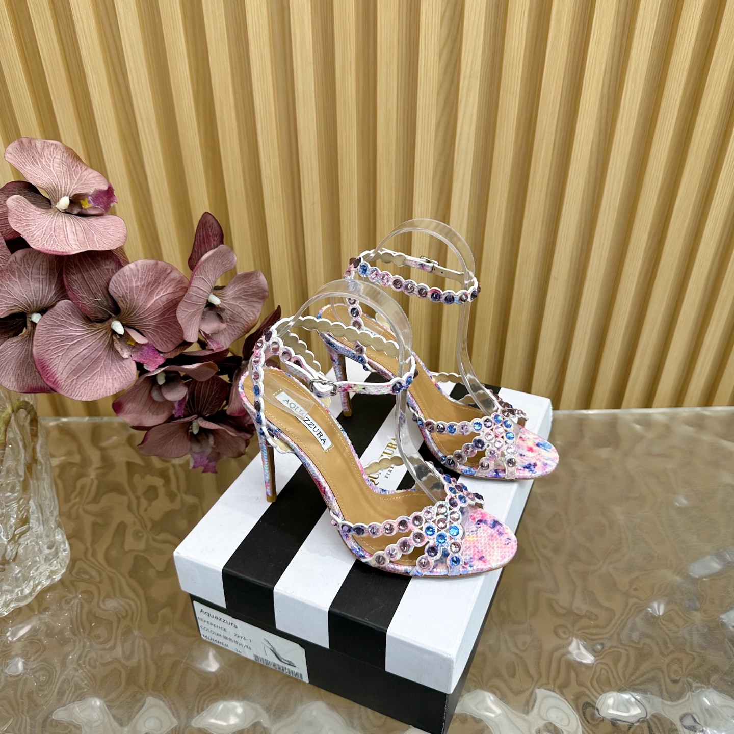 NO:245568,【Aquazzura】2025 new top version of Pineapple Women’s Hot Diamond High Heel Sandals Original 1-to-1 mold opening heel!  Swarovski rhinestones, shining light ——————————— Imported sheepskin with original mold heels, simple and generous. Make the shoes more feminine. Designs suitable for party are suitable for various skirts, dresses and evening dresses, and nightclubs. Heels with Swarovski rhinestones. It shows noble temperament in any occasion * Full packaging. * Upper Special color fabric * Lining Sheepskin * Sole Italian leather outsole * Heel height 10cm * Size 36–43 (40, 41, 42 custom made without return), high heels, swarovski, sandals, high heels, skirts, sheepskin, Leather soles19860909【Aquazzura】2025 新款顶级版本菠萝女士烫钻 高跟凉鞋原版1比1开模鞋跟！施华洛世奇水钻,闪耀光芒 —————————— 进口羊皮搭配原版开模鞋跟,简单大方 .使鞋子更有女人味,适合派对的设计适用各种套裙,于连衣裙晚礼服,夜场各种款式 跟高搭配施华洛世奇水钻.任何场合都显高贵气质 * 全套包装. * 鞋面 特殊幻彩面料 * 衬里 羊皮 * 鞋底 意大利真皮大底 * 跟高 10cm * 码数 36–43（40、41、42订做不退换）,高跟鞋凉鞋,swarovski,sandals,high heels,skirts,sheepskin,Leather soles,Women's Shoes