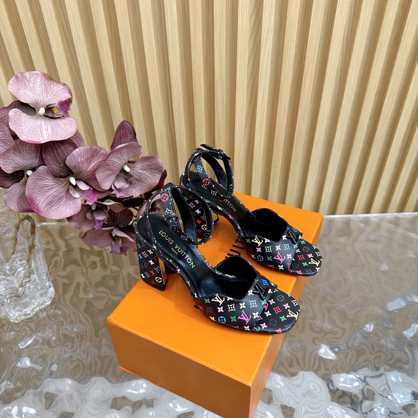 NO:260740,Top version LV | Louis Vuitton 2025 early spring new style medieval sandals The counter is the latest model, the rear empty sandals are new, ———————————————————— Purchase level!  Full of high-end feeling!  A popular model from domestic and foreign bloggers, retro and fashionable, beautiful!  Official website main model★ Original patent leather / cowhide / old-fashioned upper imported sheepskin lining outsole original Italian leather outsole Heel height 5.5cm-9.5cm (order note) Shoe size: 35-39 (customized for 40, 41, 42, no return or exchange), sandals, louis vuitton, louis vuitton, sandals, cowhide, sheepskin, Leather soles19860909顶级版本LV | 路易威登   2025早春新款 中古风凉鞋 专柜主打最新款 后空凉鞋硬货上新 ——————————— 代购级别！高级感十足！国内外博主刷爆的一款,复古又时髦上脚美炸了！官网主推款★ 鞋面原版漆皮/牛皮/老花 内里进口羊皮里 大底原版意大利真皮大底 跟高5.5cm-9.5cm（下单备注） 鞋码: 35-39（40、41、42定制不退换）,凉鞋,louis vuitton,louis vuitton,sandals,cowhide,sheepskin,Leather soles,Women's Shoes