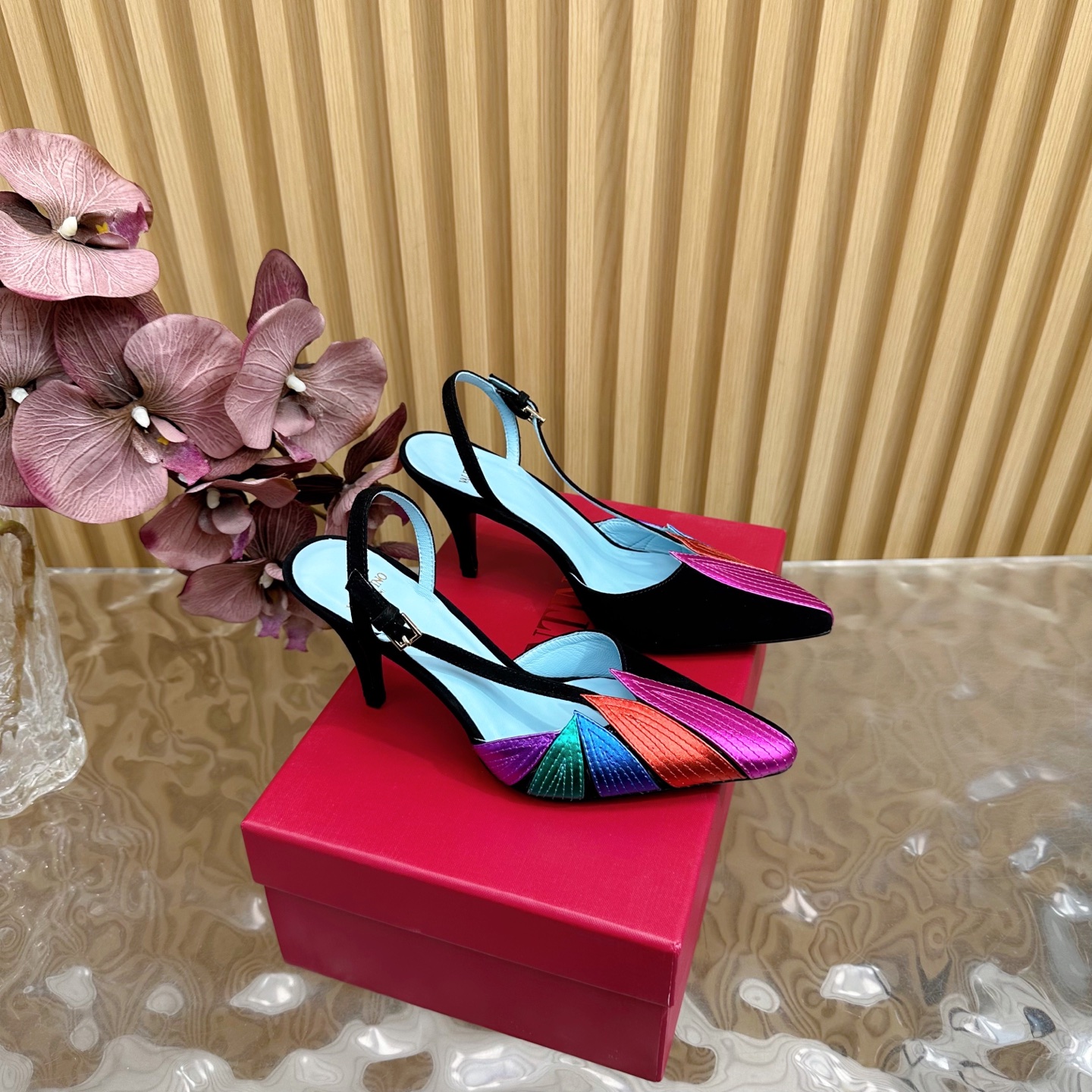 NO:260743,2025 catwalk high-version Valentino fish scale diamond high heel sandals beautiful texture very easy to match, can be worn in any season ————————————— Valentino's series interprets a new fashion charm, continues the super high heel design, and is favored by well-known overseas bloggers. Tens of millions of fans and bloggers are passionately interpreted and sold well at home and abroad. It has been out of stock at home and abroad. The top version. Candy color matching, each color is beautiful. Upper cowhide, imported sheepskin, sole genuine leather soles, heel height 8cm, packaging, full set of original packaging, size 35-41 (40.41.42, no return or replacement), sandals, valentino, valentino, sandals, cowhide, sheepskin, Leather soles198609092025走秀款高版本Valentino 鱼鳞钻高跟 凉鞋 绝美的质感 非常好搭配,任何季节可穿 ——————————— 华伦天奴此系列演绎全新时尚魅力 延续超高跟设计,深得海外知名博主青睐 千万粉丝博主倾情演绎,畅销海内外 国内已经断货,顶级版本 糖果色配色,每个颜色都是绝美 鞋面牛皮 内里进口羊皮 鞋底真皮大底 跟高8cm 包装全套原版包装 码数35一41码（40.41.42不退不换）,凉鞋,valentino,valentino,sandals,cowhide,sheepskin,Leather soles,Women's Shoes