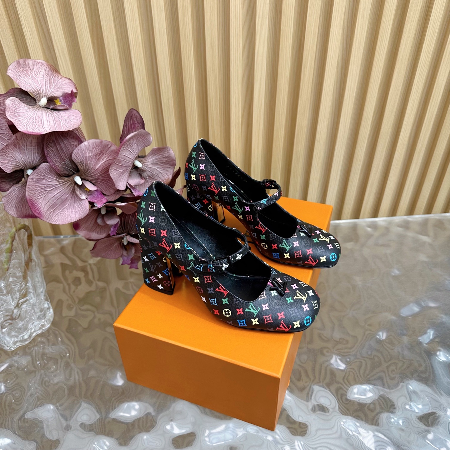 NO:265793,Top version LV | Louis Vuitton 2025 early spring new style medieval sandals The counter is the latest model, the rear empty sandals are new, ———————————————————— Purchase level!  Full of high-end feeling!  A popular model from domestic and foreign bloggers, retro and fashionable, beautiful!  Official website main model★ Original patent leather/cowhide/presby flower upper imported sheepskin lining outsole original Italian leather outsole heel height 3.5-5.5cm-9.5cm (order note) Shoe size: 35-39 (40, 41, 42 custom-made, no return or exchange), high heels, louis vuitton, louis vuitton, sandals, high heels, cowhide, sheepskin, Leather soles19860909顶级版本LV | 路易威登   2025早春新款 中古风凉鞋 专柜主打最新款 后空凉鞋硬货上新 ——————————— 代购级别！高级感十足！国内外博主刷爆的一款,复古又时髦上脚美炸了！官网主推款★ 鞋面原版漆皮/牛皮/老花 内里进口羊皮里 大底原版意大利真皮大底 跟高3.5-5.5cm-9.5cm（下单备注） 鞋码: 35-39（40、41、42定制不退换）,高跟鞋单鞋,louis vuitton,louis vuitton,sandals,high heels,cowhide,sheepskin,Leather soles,Women's Shoes