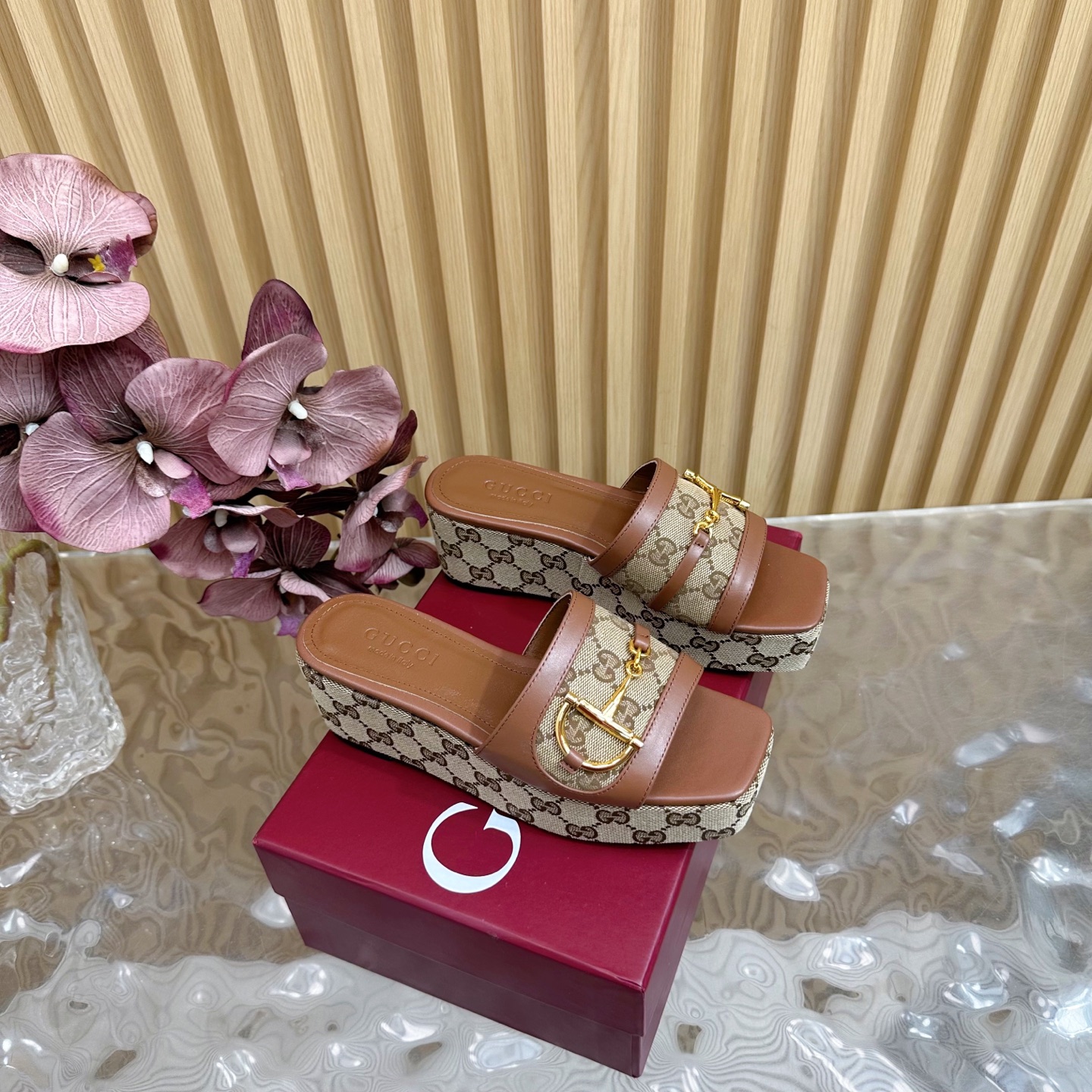 NO:265787,2025 new Gucci classic horse-biting presbyterian thick-soled slippers ——————————————————— Retro and fashionable and very versatile. It looks good when worn with various socks. It becomes long legs in seconds. Thick-soled shoes make it look slim and tall. Super proportional~ The upper is imported cowhide/special fabric. The inner foot pads are all made of sheepskin material. Italian imported cowhide outsole. Front height 3.5cm and rear height 6.5cm Size35-39 (customized on 40/41), slippers, gucci, slippers, cowhide, sheepskin, socks198609092025新款 Gucci经典马衔扣老花厚底拖鞋 ——————————— 复古又时髦而且很还百搭 搭配各种袜子穿都好看 秒变大长腿 厚底鞋 显瘦显高 超显比例的哦～ 鞋面采用进口牛皮/特殊布料 内里垫脚均为羊皮材质 意大利进口牛皮大底 前高3.5cm 后高6.5cm Size35-39（40/41定制）,拖鞋,gucci,slippers,cowhide,sheepskin,socks,Women's Shoes