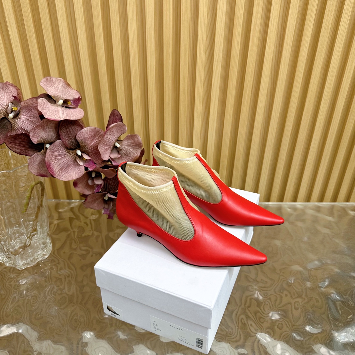 NO:265781,The high-quality niche trendy brand The row25 spring and summer French retro simple style mesh cat heel sandal boots —————————————————————— Retro temperament queen The whole shoe shape is simple and elegant, very clean and neat and easy to match!  You can also easily control your daily outfits, dates, etc.!  It makes your feet look thinner and your legs look longer visually!  Anyone who sees this texture will shout YYDS! It exudes a sense of nobility from the inside to the outside~the luster is full!  And it's comfortable and durable!  It is light and comfortable to wear, and you don’t feel tired when walking!  You can hold every day of commuting, shopping, etc.!  The upper is made of open-edged beads, inner foot padded sheepskin, imported genuine leather sole from Italy, heel height 3.5cm, size: 35-40 (40 custom made without return) with original packaging, single shoes, boots, sheepskin, Leather soles19860909高品质小众潮牌The row25春夏法式复古简易风 网纱猫跟凉靴 ——————————— 复古气质女王 整个鞋型简约大气,很干净利落又好搭配！日常穿搭、约会聚会等也能轻松驾驭！ 穿上很显脚瘦,又在视觉上拉腿长！这质感,任谁看了都高呼YYDS!由内到外散发着贵气感~光泽感拉满！而且舒适又耐穿！穿着轻便舒服,走路完全不累脚！日常通勤、逛街等统统都能hold得住！ 鞋面采用开边珠 内里垫脚羊皮 意大利进口真皮大底 跟高3.5cm 码数: 35-40（40定做不退换） 配原版包装,单鞋,boots,sheepskin,Leather soles,Women's Shoes