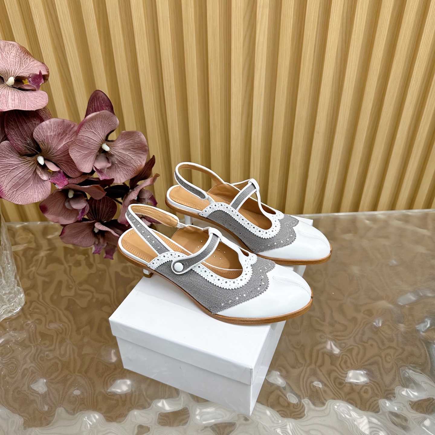 NO:265772,2025 Spring and Summer New Products Purchase Level #Magira Ballet Mary Jane Single Shoes —————————————— The split-toe design of the split-toe Tabi Magira logo is paired with a little strap design. It is simple and distinctive. The foot feels comfortable and easy to wear and not tired. The upper imported cowhide inner sheepskin inner lining original molded sole size 35-40 (40.41 custom made without return or replacement), high heels sandals, masion margiela, sandals, mary jane, high heels, cowhide, sheepskin198609092025春夏新品 代购级别 #马吉拉芭蕾玛丽珍单鞋 ———————————— 分趾tabi马吉拉标志的分趾设计搭配一点点带子设计 很简约很有特色 脚感舒适好穿暴走不累 鞋面进口牛皮 内里羊皮内里 原版原版开模鞋底 码数35-40（40.41定做不退不换）,高跟鞋凉鞋,masion margiela,sandals,mary jane,high heels,cowhide,sheepskin,Women's Shoes