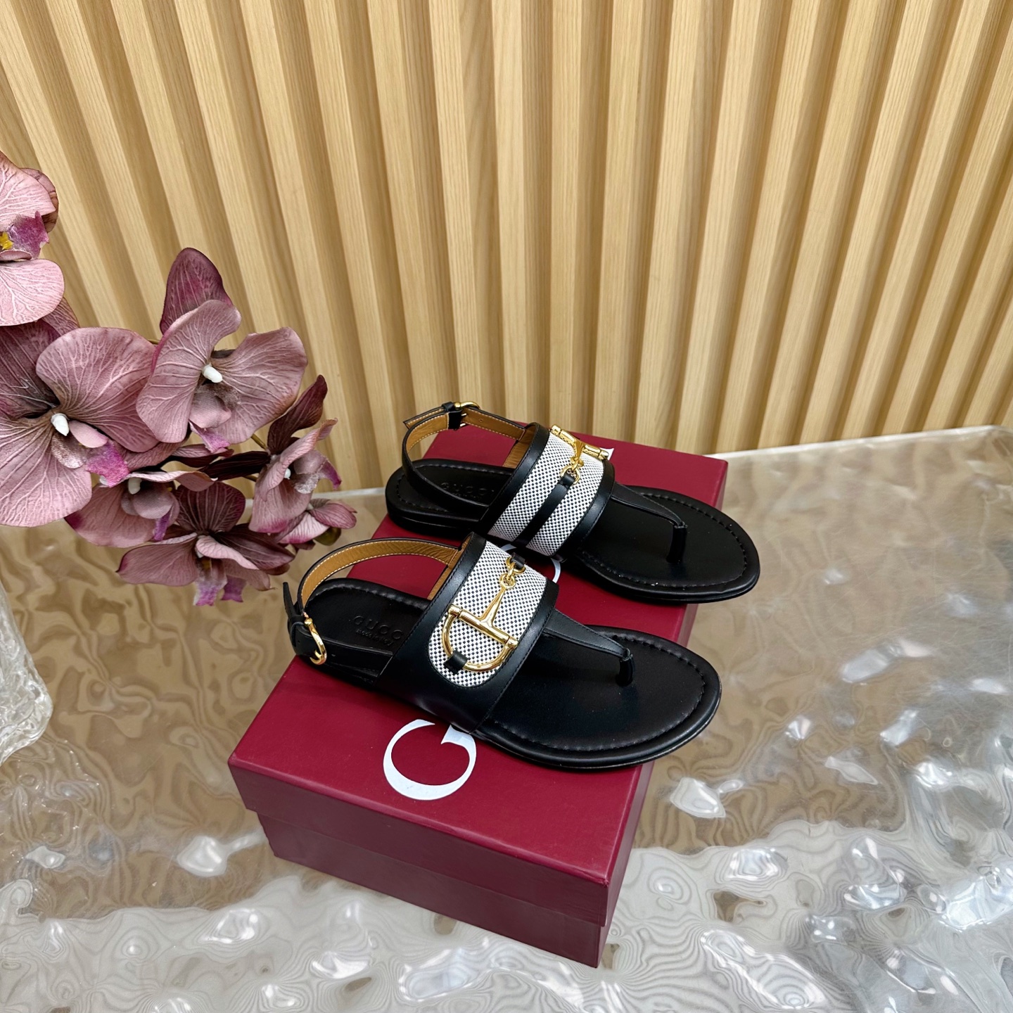 NO:265760,The latest D-line light gold horse buckle herringbone clamp sandals for summer 2025 ————————————————————————————————————————————————————————————————————————————————————————————————————————————————————————————————————————————————————————————————————————————————————————————————————————————————————————————————————————————————————————————————————————————————————————————————————————————————————————————————————————————————————————————————————————————————————————————————————————————————————————————————————————————————————————————————————————————————————————————————————198609092025夏季最新D字浅金马衔扣人字夾趾凉鞋 ————————————— 这款女士夹趾凉鞋搭配饰经典大D新马衔扣细节金色调配件,彰显品牌传承,尽显别样魅力.采用精致羊皮打造,设计优雅而不失随性,是暖季造型的清爽理想单品 顶级版本、欢迎比对. 原版1:1复刻 注意请认准咱家正品保证 鞋面进口高档羊皮/绒面网/老花G布 内里/垫脚全粒纹高档小羊皮 鞋底真皮底 跟高平底 配码35-43（41/40/42/43定做不退换）,分趾鞋,sandals,sheepskin,Women's Shoes