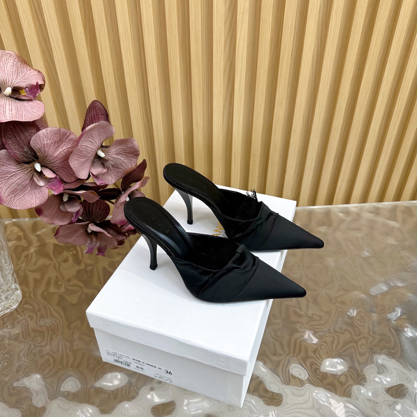 NO:265759,2025 spring and summer hot product ABING WANG Lace Muller high heel semi-wrapped What is a sexy tool? It must be a little bit of the toe slit, which feels extremely charming. ——————————————————————————————————————————— Added a shining crystal embellishment to the patent leather, and launched this item with charming charm. Beautiful torture instrument, it is made of patent leather fabric on pointed toe body with deep shoe mouth dignified and elegant upper silk upper, outsole genuine leather sole inner sheepskin heel height 9cm size 36–42 (35, 40, 41, 42 custom made), semi-wrapped high heels, high heels, sheepskin, real silk198609092025春夏爆款 ABING WANG蕾丝穆勒高跟半拖 什么叫性感利器,非他莫属稍微露出一点脚趾缝,倍感魅力极致 ————————————— 在漆皮基础上增添了闪耀的水晶缀饰,推出了这款散发着迷人魅力的单品.美丽刑具,它以漆皮面料制作于设有深鞋口的尖头鞋身端庄典雅 鞋面真丝 大底真皮底 内里羊皮 跟高9cm 码数36–42（35、40、41、42定做),半拖高跟鞋,high heels,sheepskin,real silk,Women's Shoes