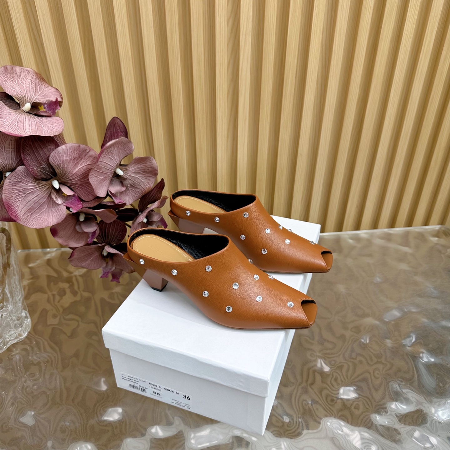 NO:265761,2025 spring and summer hot product ABING WANG Lace Muller high heel semi-wrapped What is a sexy tool? It must be a little bit of the toe slit, which feels extremely charming. ———————————————————————————————————————————— Added a shining crystal embellishment to the patent leather, and launched this item that exudes charming charm. Beautiful torture instrument, it is made of patent leather fabric on pointed toe body with deep shoe mouth dignified and elegant upper cowhide diamonds, big sole genuine leather sole inner sheepskin heel height 6cm size 35–41 (40, 41, customized), semi-wrapped high heels, high heels, cowhide, sheepskin198609092025春夏爆款 ABING WANG蕾丝穆勒高跟半拖 什么叫性感利器,非他莫属稍微露出一点脚趾缝,倍感魅力极致 ————————————— 在漆皮基础上增添了闪耀的水晶缀饰,推出了这款散发着迷人魅力的单品.美丽刑具,它以漆皮面料制作于设有深鞋口的尖头鞋身端庄典雅 鞋面牛皮烫钻 大底真皮底 内里羊皮 跟高6cm 码数35–41（40、41、定做),半拖高跟鞋,high heels,cowhide,sheepskin,Women's Shoes