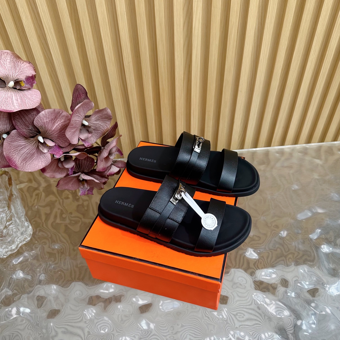 NO:265750,Purchase level HERMES Hermes | 2025 latest big H buckle buckle 2-My uncle slippers genuine leather injection molded sole ————————————————————————————————————————————————————————————————————————————————————————————————————————————————————————————————————————————————————————————————————————————————————————————————————————————————————————————————————————————————————————————————————————————————————————————————————————————————————————————————————————————————————————————————————————————————————————————————————————————————————————————————————————————————————————————————————————————————————19860909代购级别HERMES爱马仕| 2025 最新款大H扣人字扣二舅拖鞋真皮注塑鞋底 —————————————男鞋 经典款踩云脚感,光脚或者搭配个袜子穿,都时髦的不行哦超可爱 夏天真的太需要百搭拖鞋了,怎么搭配都好看,随意且高级的感觉舒适度也很棒,搭配各种彩色袜子,潮爆了 超好看百搭 鞋面进口原版牛皮/羊京 内里牛皮 大底原版组合鞋底 码数男码40-46（46定制）,拖鞋,hermes,hermes,slippers,cowhide,sheep,socks,Women's Shoes