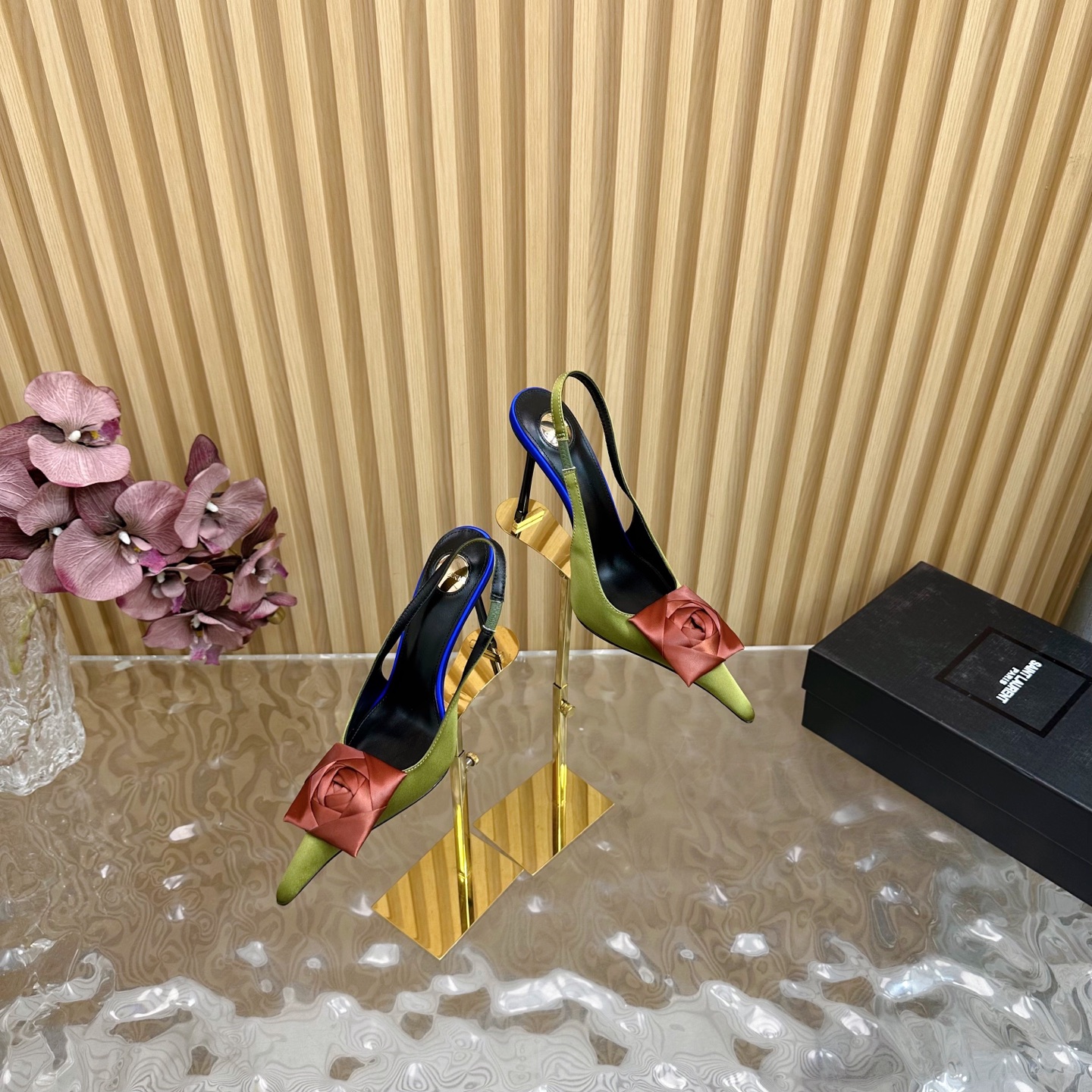 NO:265734,Top quality 2025 early spring new Saint Laurent / YSL Saint Laurent pointed toe catwalk high heels ———————————————————————————————— Flowers YSL sister’s beautiful beauty high heels High heels are the same Saint Laurent Rose small square toe The high heels are very good at modifying the foot shape, luxurious metal chains In recent years SLP has been getting more and more understanding of women in high heels, and has embarrassing design impression of the waterproof platform model ysl beautiful heels fish mouth upper silk/paper leather sole leather outsole heel height about 10.5cm size 35-42 (35, 40, 41, 42 customization, no return or replacement), high heels sandals, loro piano, saint laurent, saint laurent, saint laurent, saint laurent, saint laurent, sandals, high heels, real silk, Leather  soles19860909顶级品质 2025早春新款Saint Laurent / YSL圣罗兰尖头 走秀款 高跟凉鞋 ————————————花朵 YSL姐姐的美丽尤物高跟鞋 又是人间圣罗兰 Rose同款的小方头 高跟鞋化很好修饰脚型,奢华金属链 这几年SLP是在高跟鞋越来越懂女人了摒奔了防水台款的尴尬设计印象ysl绝美坡跟鱼嘴 鞋面真丝/漆皮 鞋底真皮大底 跟高约10.5cm 码数35-42（35、40、41、42定制不退不换）,高跟鞋凉鞋,loro piana,saint laurent,saint laurent,saint laurent,sandals,high heels,real silk,Leather soles,Women's Shoes