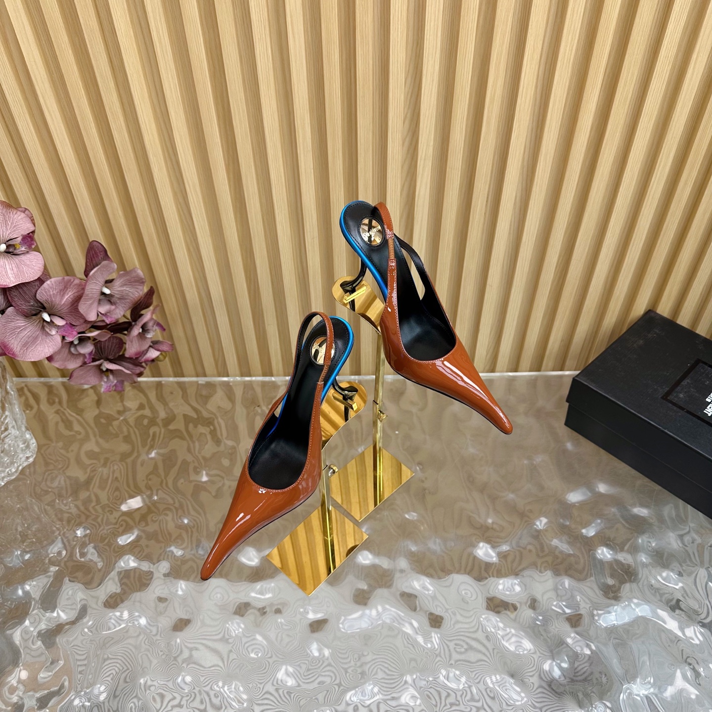 NO:265737,Top quality 2025 early spring new Saint Laurent / YSL Saint Laurent pointed toe catwalk high heels ——————————————————————————————————————————————————————————————————————————————————————————————————————————————————————————————————————————————————————————————————————————————————————————————————————————————————————————————————————————————————————————————————————————————————————————————————————————————————————————————————————————————————————————————————————————————————————————————————————————————————————————————————————————————————————————————————————————————————————————————19860909顶级品质 2025早春新款Saint Laurent / YSL圣罗兰尖头 走秀款 高跟凉鞋 ———————————— YSL姐姐的美丽尤物高跟鞋 又是人间圣罗兰 Rose同款的小方头 高跟鞋化很好修饰脚型,奢华金属链 这几年SLP是在高跟鞋越来越懂女人了摒奔了防水台款的尴尬设计印象ysl绝美坡跟鱼嘴 鞋面漆皮 鞋底真皮大底 跟高约10.5cm 码数35-42（35、40、41、42定制不退不换）,高跟鞋凉鞋,loro piana,saint laurent,saint laurent,saint laurent,sandals,high heels,Leather soles,Women's Shoes