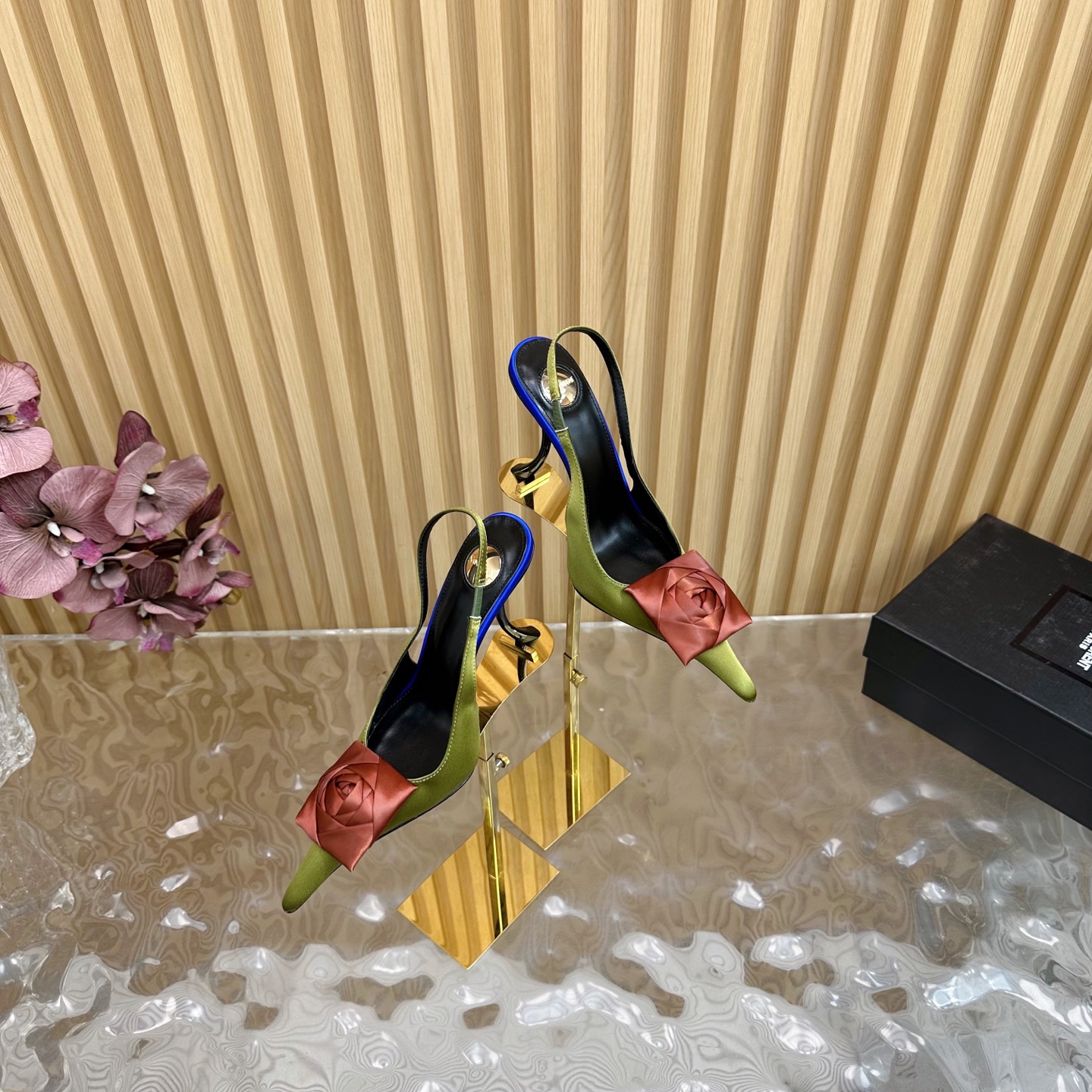 NO:265740,Top quality 2025 early spring new Saint Laurent / YSL Saint Laurent pointed toe catwalk high heels ———————————————————————————————— Flowers YSL sister’s beautiful beauty high heels High heels are the same Saint Laurent Rose small square toe The high heels are very good at modifying the foot shape, luxurious metal chains In recent years SLP has been getting more and more understanding of women in high heels, and has embarrassing design impression of the waterproof platform model ysl beautiful heels fish mouth upper silk/paper leather sole leather outsole heel height about 10.5cm size 35-42 (35, 40, 41, 42 customization, no return or replacement), high heels sandals, loro piano, saint laurent, saint laurent, saint laurent, saint laurent, saint laurent, sandals, high heels, real silk, Leather  soles19860909顶级品质 2025早春新款Saint Laurent / YSL圣罗兰尖头 走秀款 高跟凉鞋 ————————————花朵 YSL姐姐的美丽尤物高跟鞋 又是人间圣罗兰 Rose同款的小方头 高跟鞋化很好修饰脚型,奢华金属链 这几年SLP是在高跟鞋越来越懂女人了摒奔了防水台款的尴尬设计印象ysl绝美坡跟鱼嘴 鞋面真丝/漆皮 鞋底真皮大底 跟高约10.5cm 码数35-42（35、40、41、42定制不退不换）,高跟鞋凉鞋,loro piana,saint laurent,saint laurent,saint laurent,sandals,high heels,real silk,Leather soles,Women's Shoes