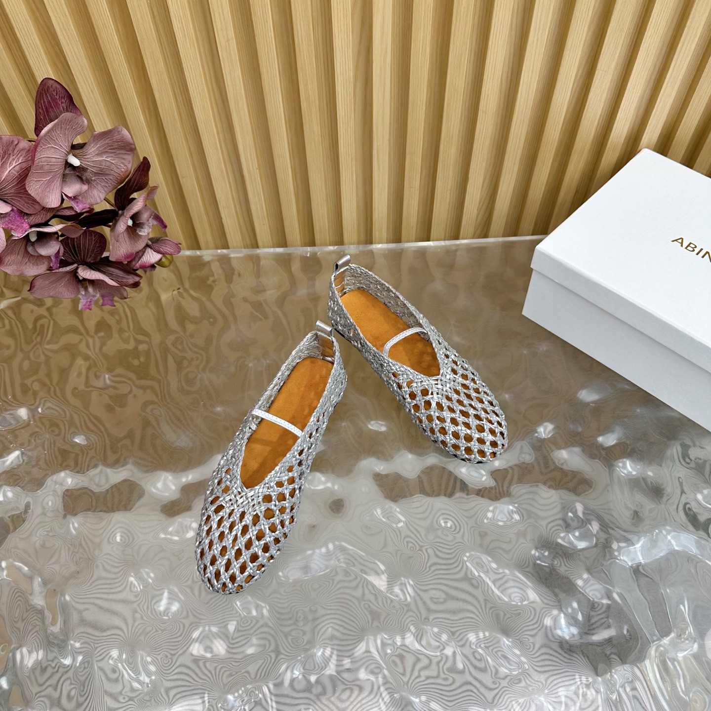 Fashion Trends for Summer 2025: Shiny Crystal-Coated Shoes with Velvet Details. - 图片 7