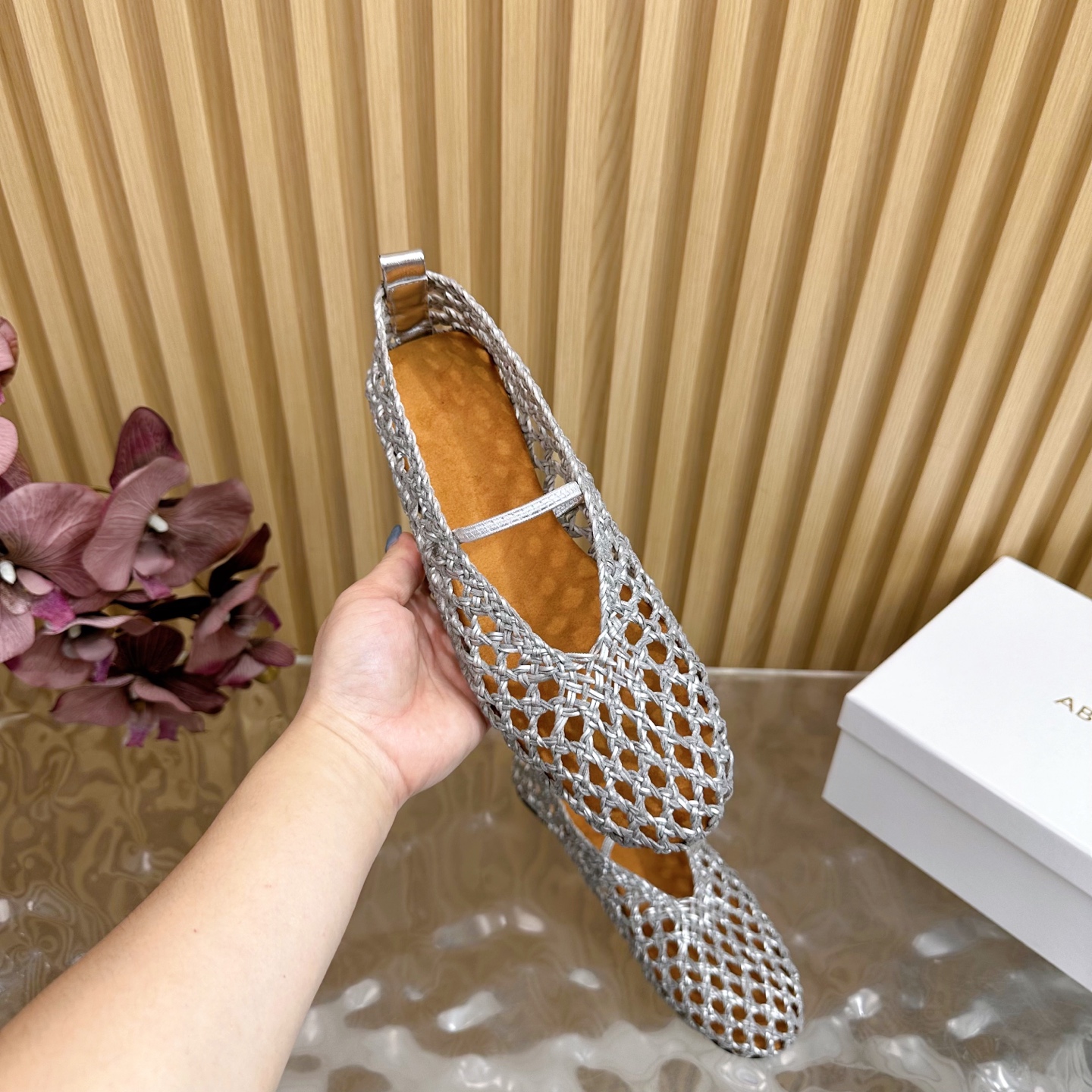 Fashion Trends for Summer 2025: Shiny Crystal-Coated Shoes with Velvet Details. - 图片 8