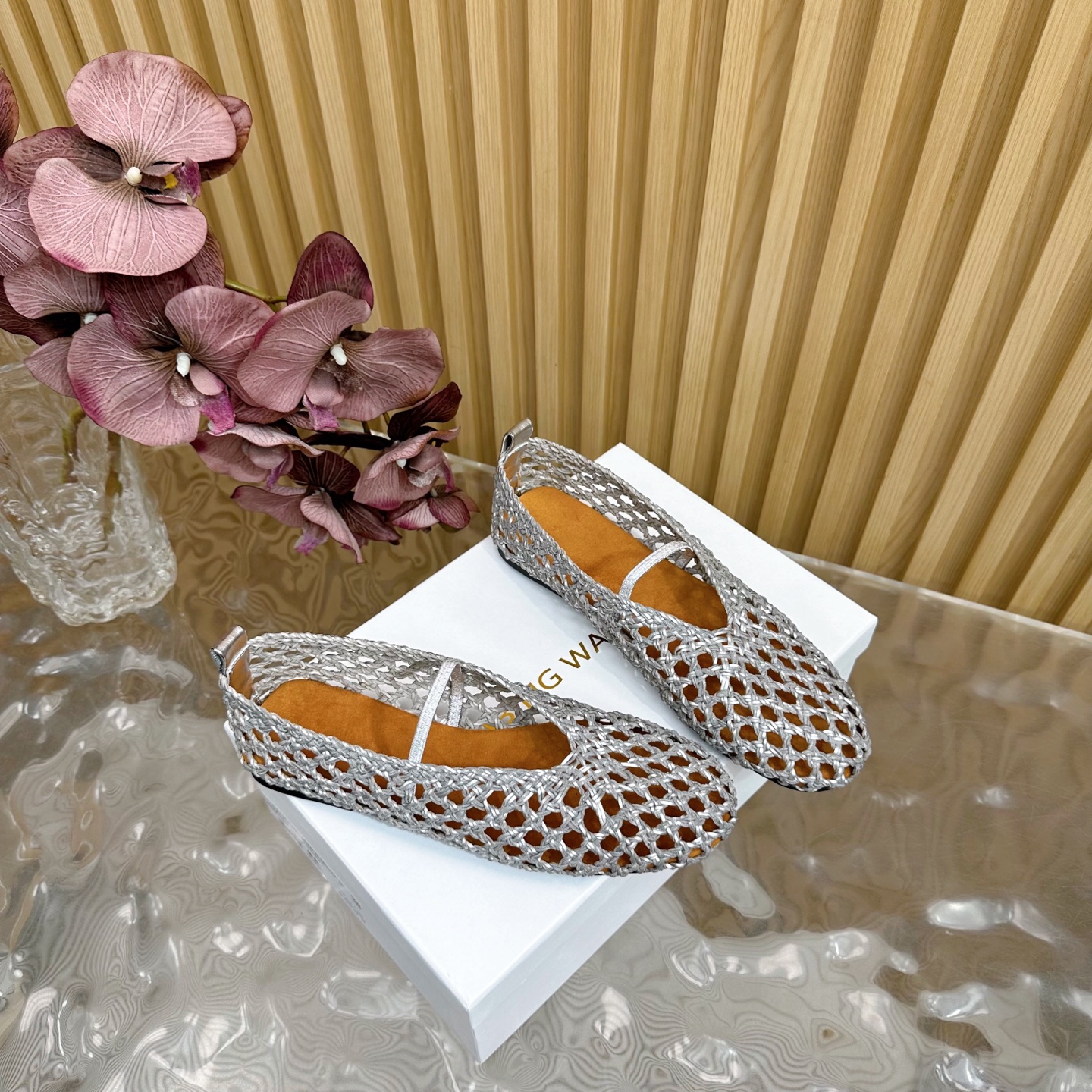 Fashion Trends for Summer 2025: Shiny Crystal-Coated Shoes with Velvet Details. - 图片 2