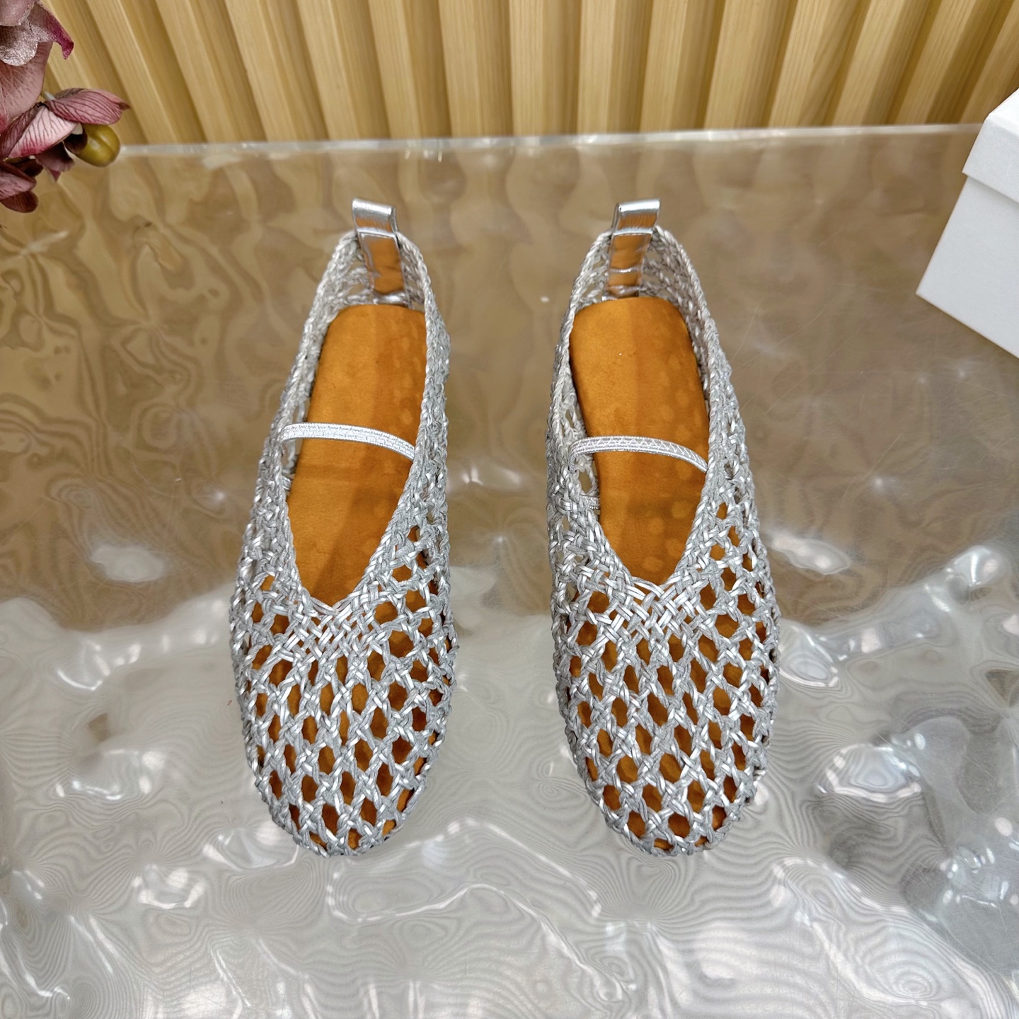 Fashion Trends for Summer 2025: Shiny Crystal-Coated Shoes with Velvet Details. - 图片 6