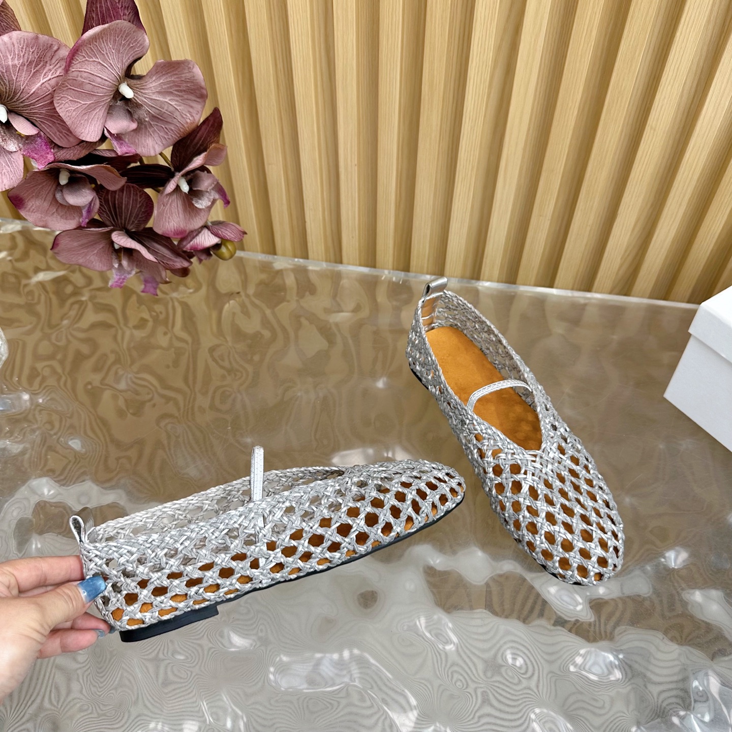 Fashion Trends for Summer 2025: Shiny Crystal-Coated Shoes with Velvet Details. - 图片 9